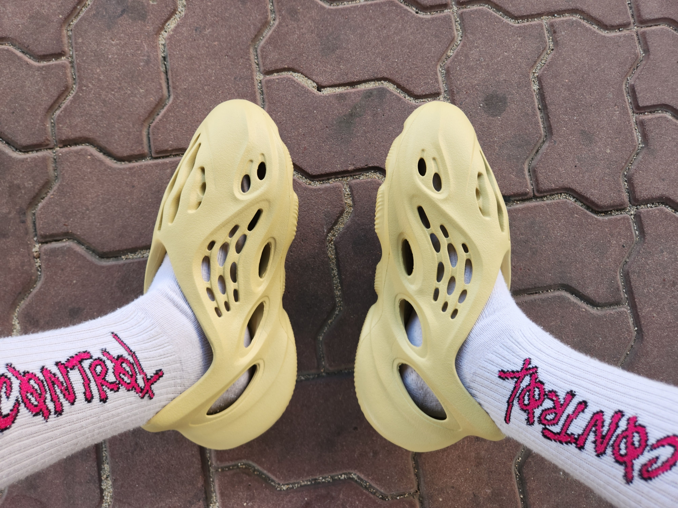 Adidas Yeezy Foam RNNR Sulfur, Nike Stephen Curry Golden State Warriors Hardwood Classic Edition 2022/23 NBA Swingman Jersey Blue 착용 스타일 - 4