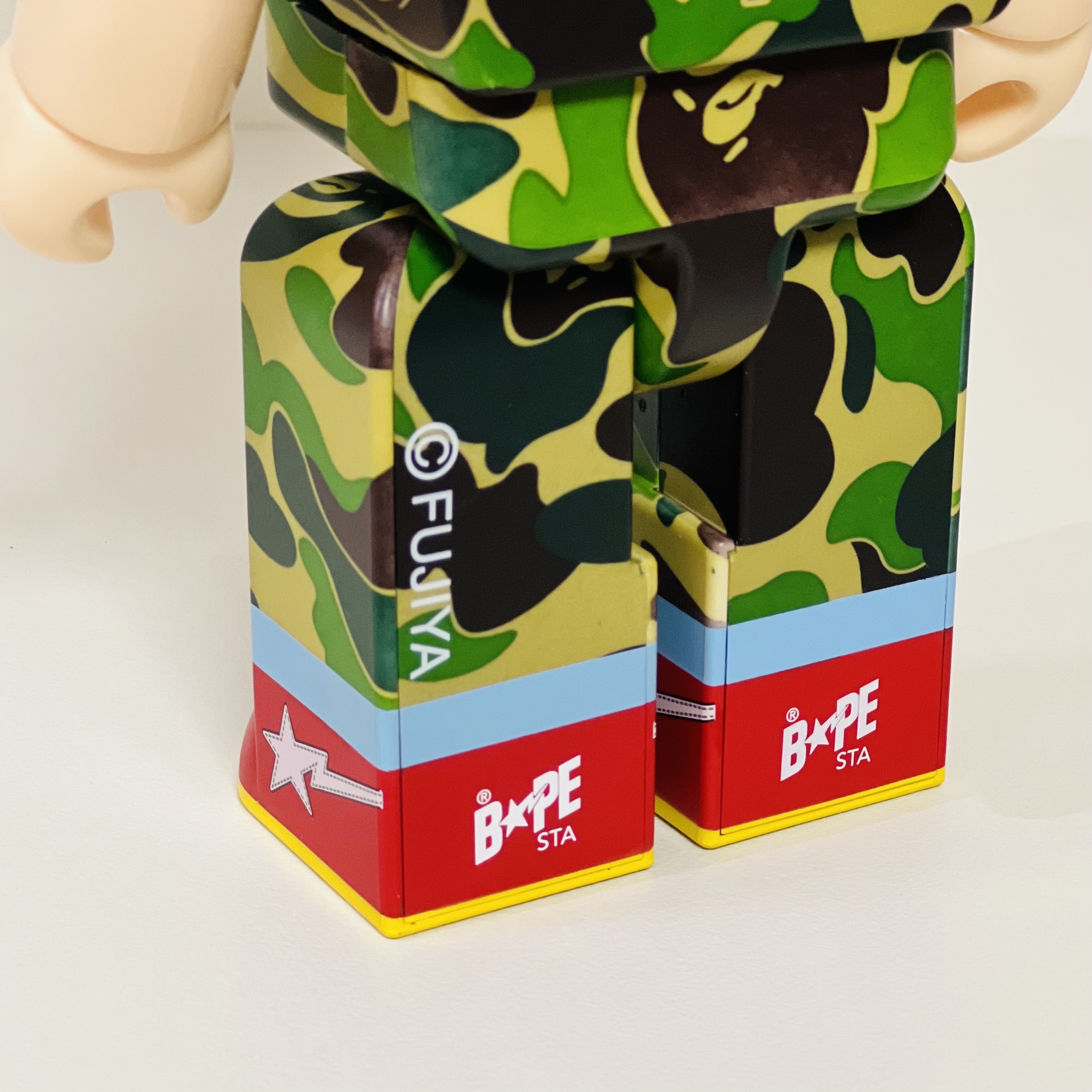 Bearbrick x BAPE Fujiya Milky Peko-chan Camo Green 100% & 400% Set 착용 스타일 - 3