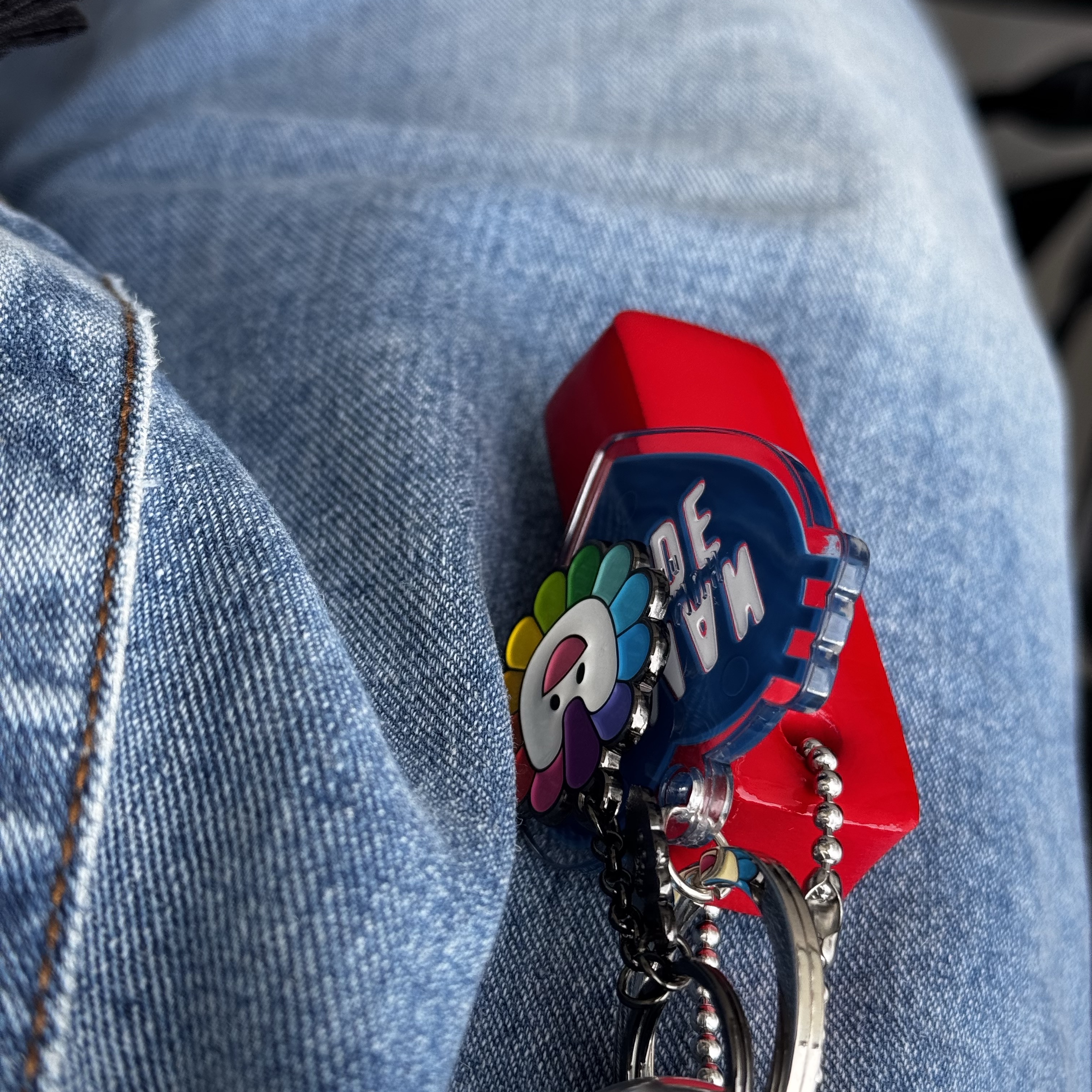 NewJeans x Murakami Metal Keyring Flower 착용 스타일