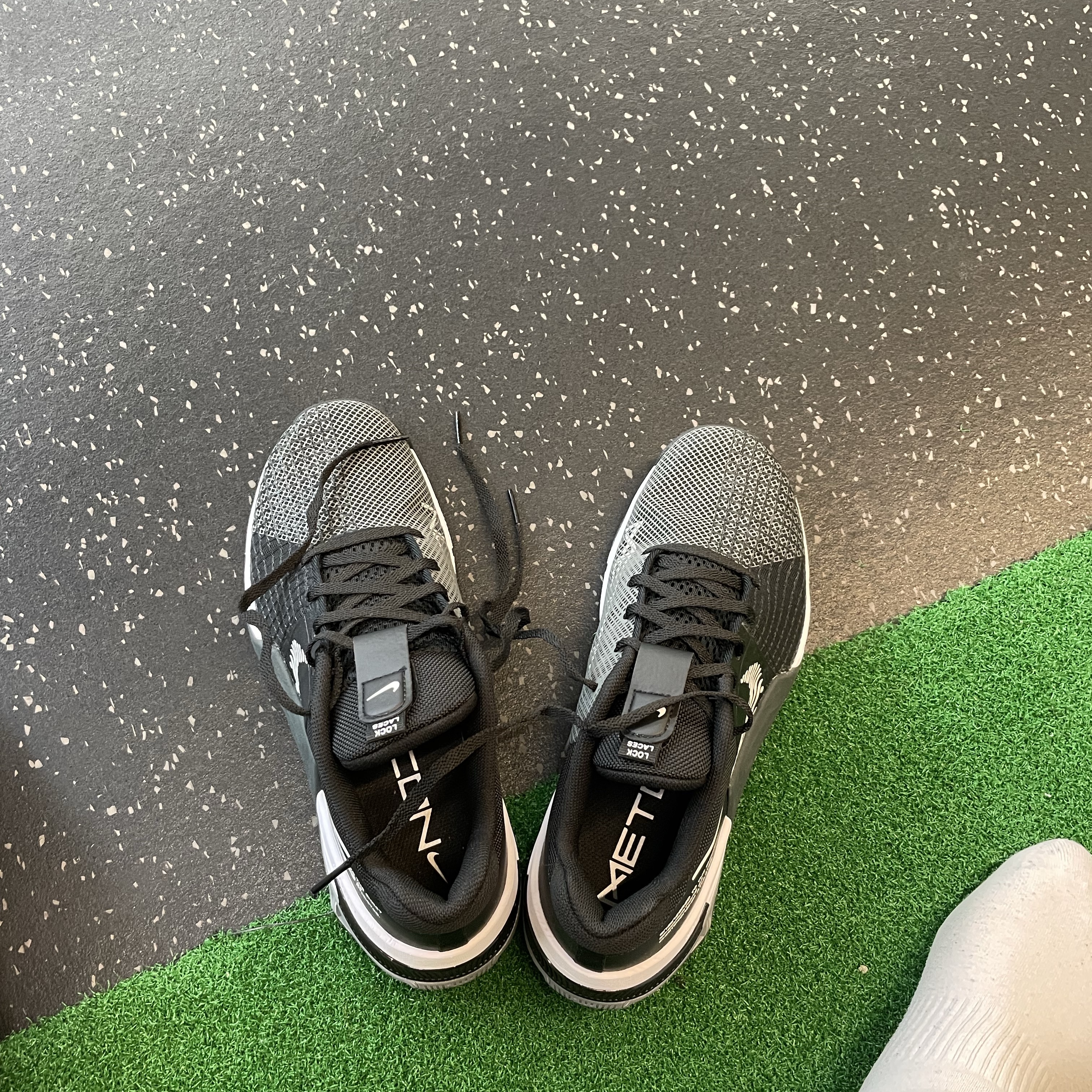 Nike Metcon 8 Black White, New Balance 992 Made in USA Grey - D Standard 착용 스타일 - 2