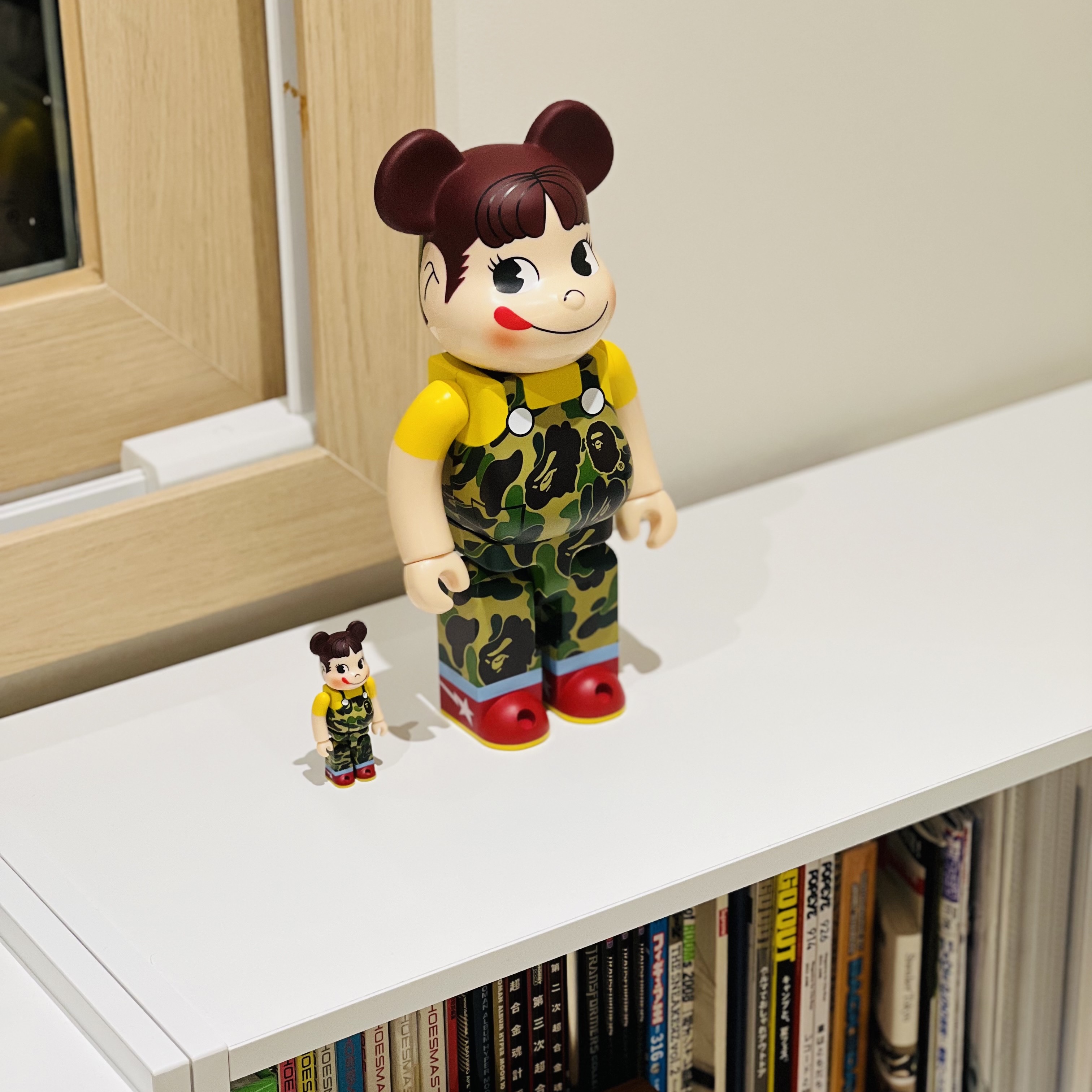 Bearbrick x BAPE Fujiya Milky Peko-chan Camo Green 100% & 400% Set 착용 스타일 - 4