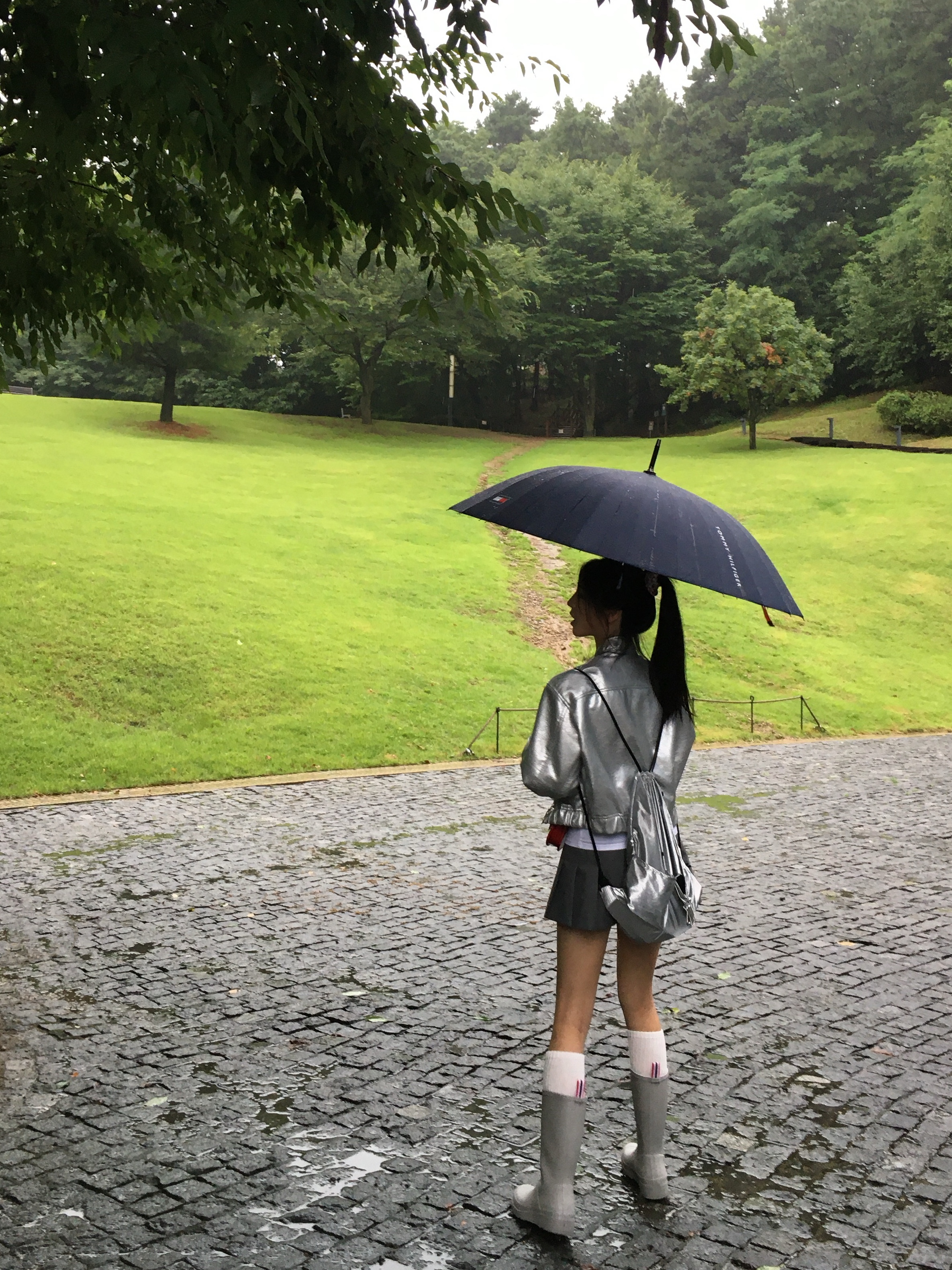 (W) Hunter Play Tall Wellington Rain Boots Zinc Grey 착용 스타일 - 1