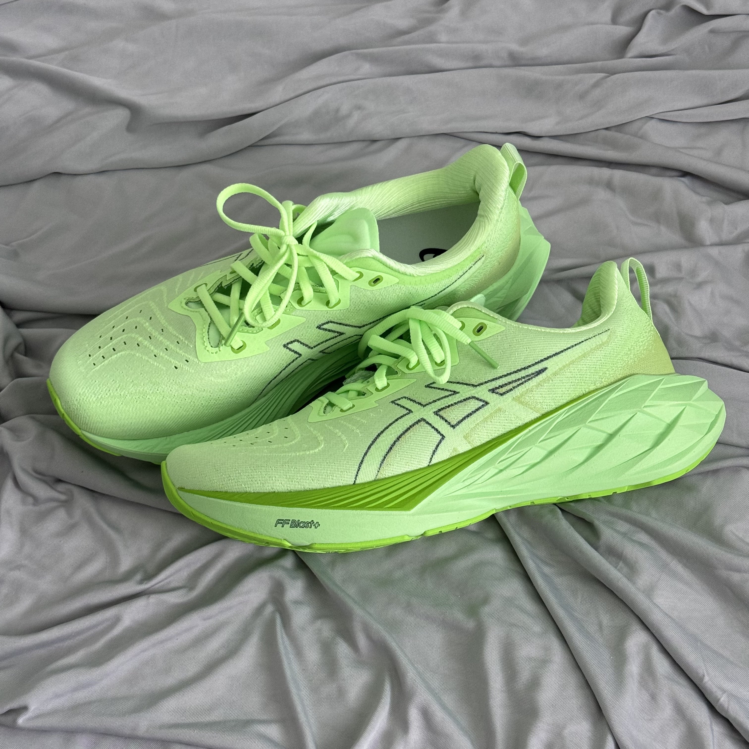 Asics Novablast 4 Illuminate Green Lime Burst - 2E Wide 착용 스타일