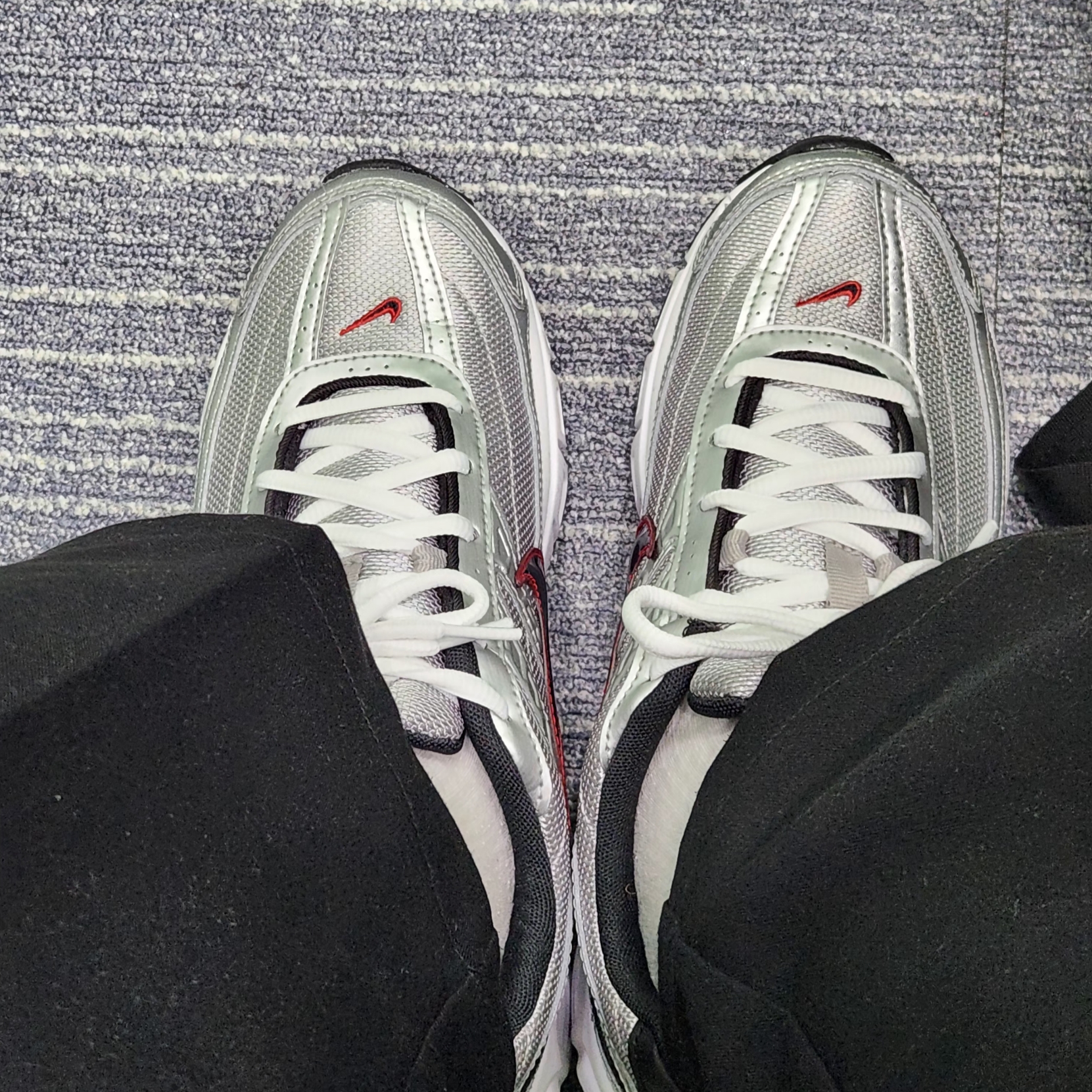Nike Initiator Metallic Silver Black 착용 스타일 - 1