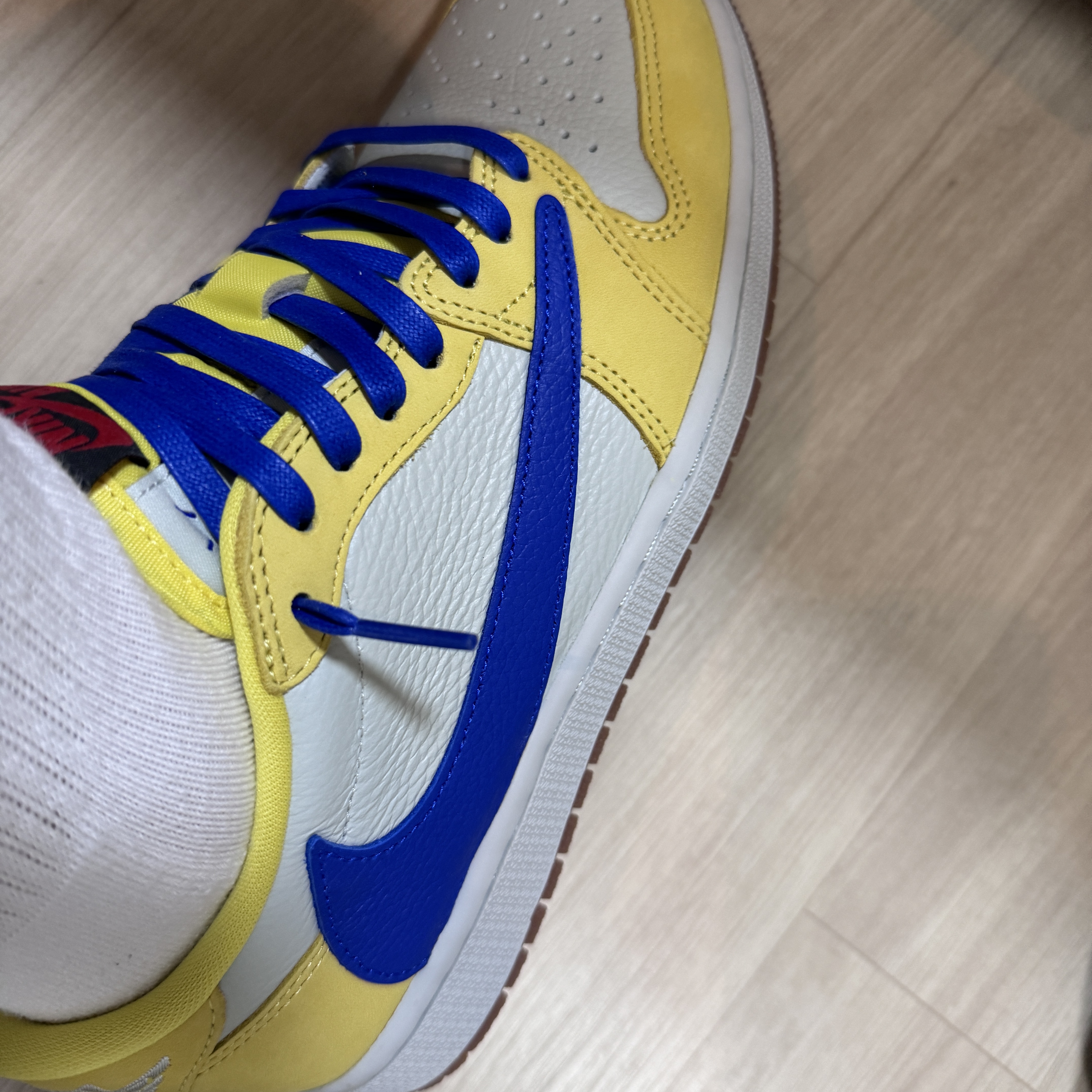 (W) Jordan 1 x Travis Scott Retro Low OG SP Canary 착용 스타일 - 3