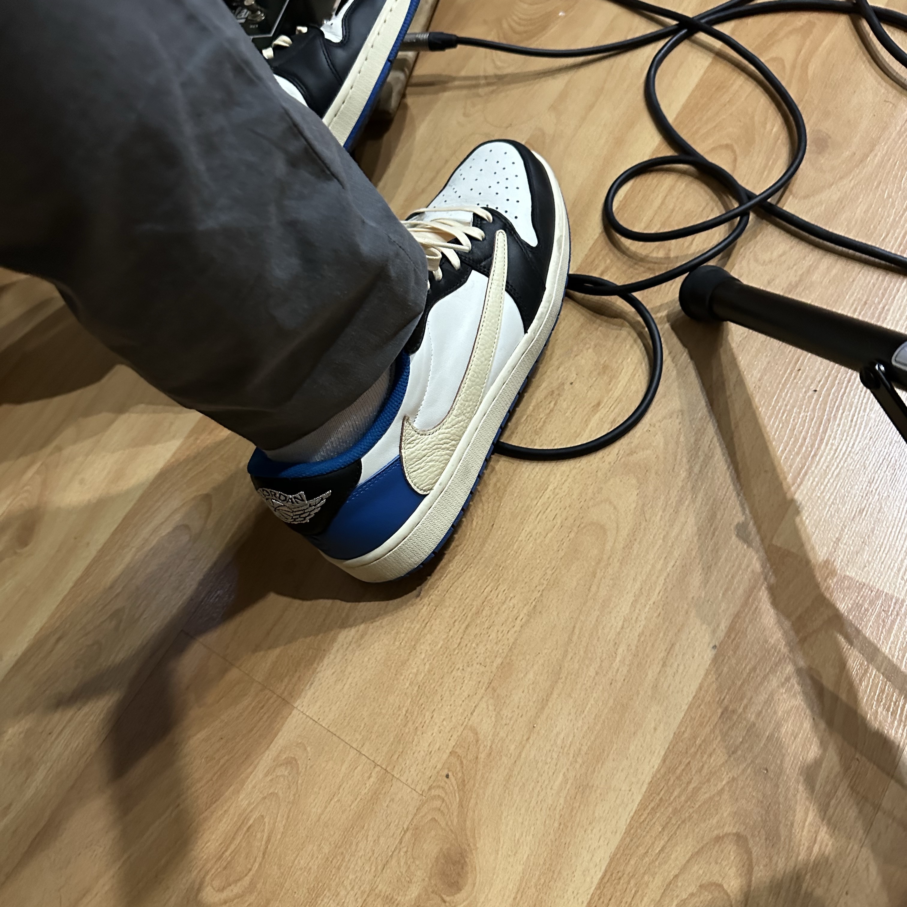 Jordan 1 x Travis Scott x Fragment Retro Low OG SP Military Blue 착용 스타일 - 3
