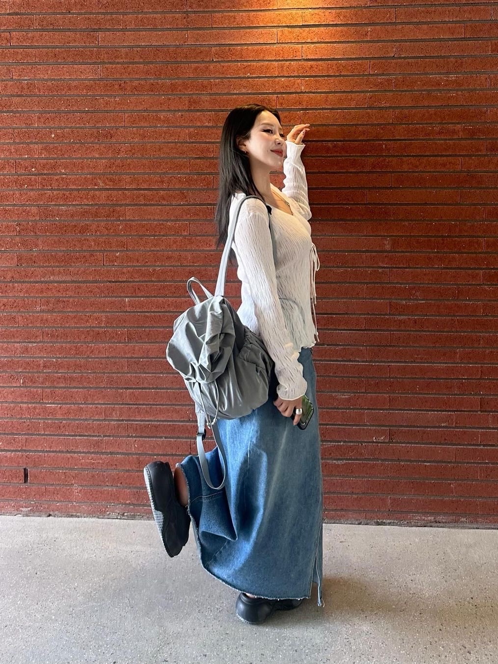 ACOC Blooming Mini Backpack Gray 착용 스타일 - 2