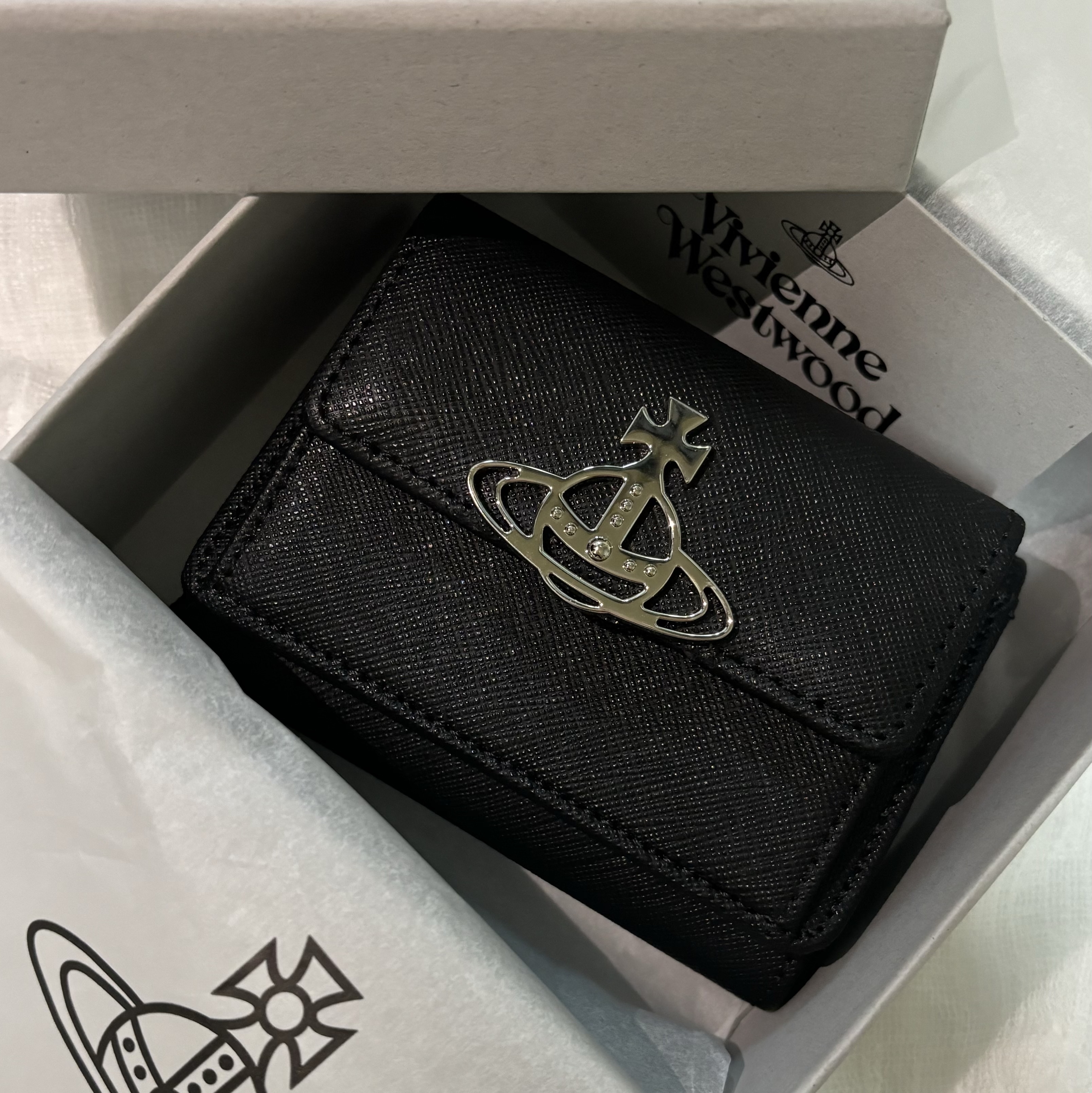 Vivienne Westwood Saffiano Small Flap Purse Black 착용 스타일 - 1