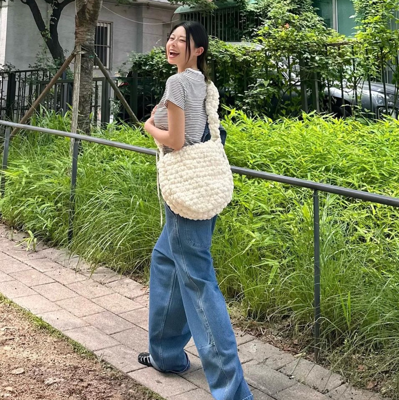 Anoetic Maxi Cloud Bag Grey, Anoetic Maxi Cloud Bag Pink 착용 스타일