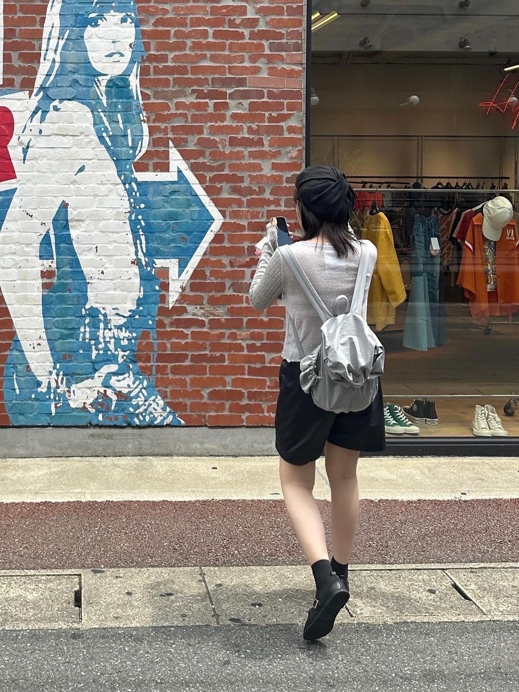 ACOC Blooming Mini Backpack Gray 착용 스타일 - 2