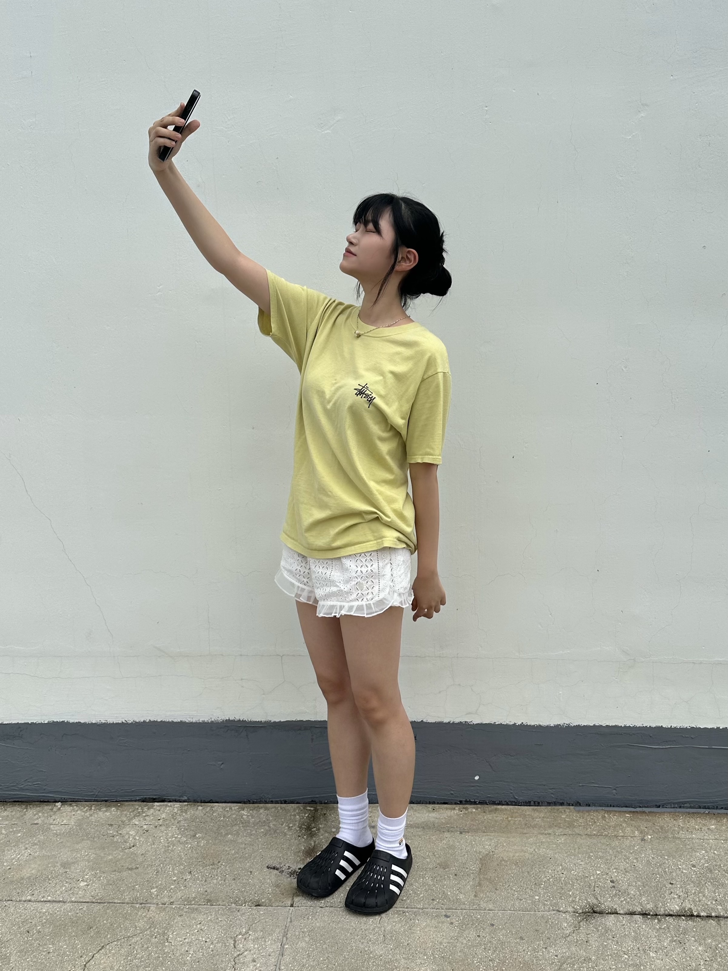 Stussy Basic Stussy T-Shirt Yellow 2022, Adidas Adilette Clog Black White 착용 스타일 - 1