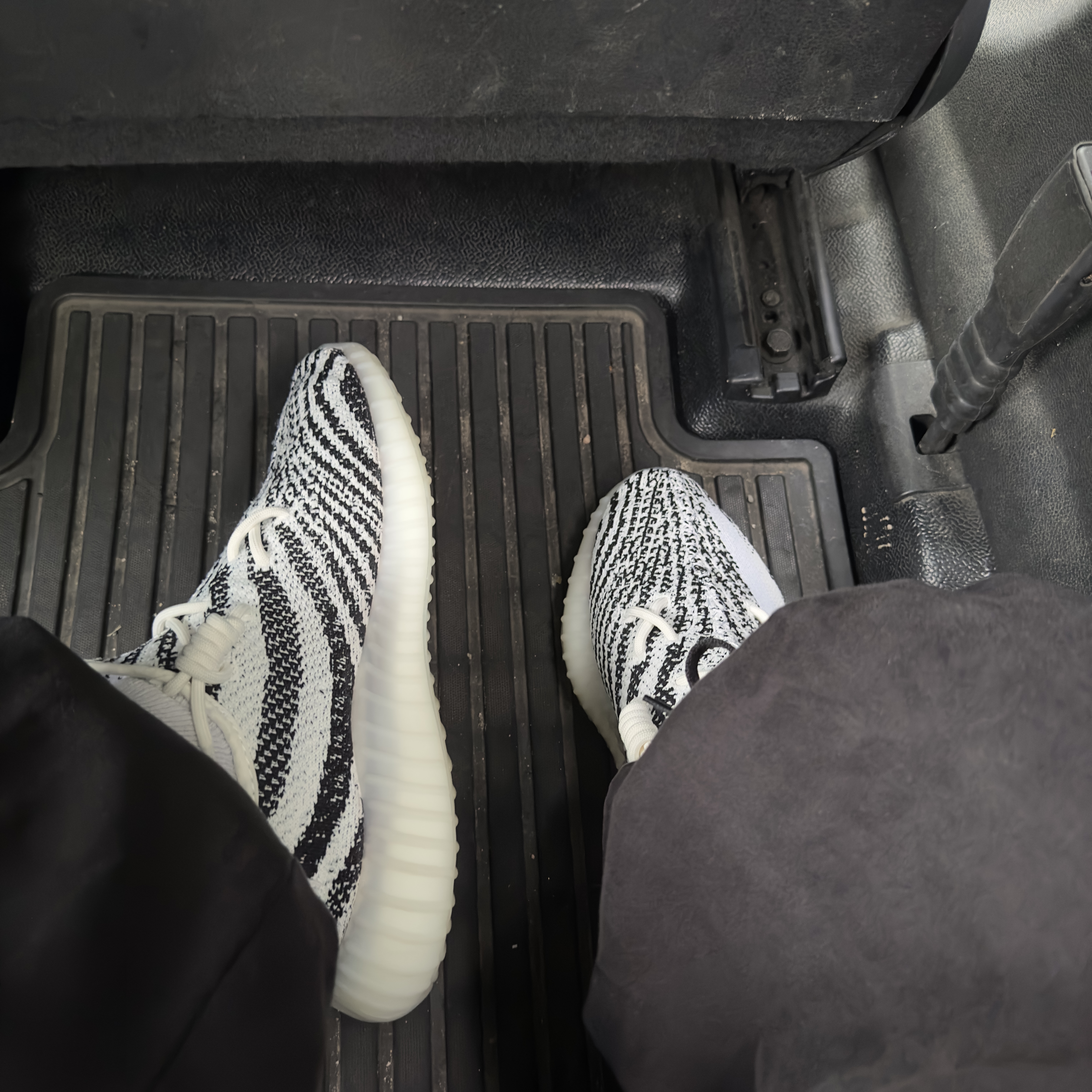 Adidas Yeezy Boost 350 V2 Zebra 2017/2019/2020, Yeezy Gap Engineered By Balenciaga Sateen Cargo Pants Black 착용 스타일