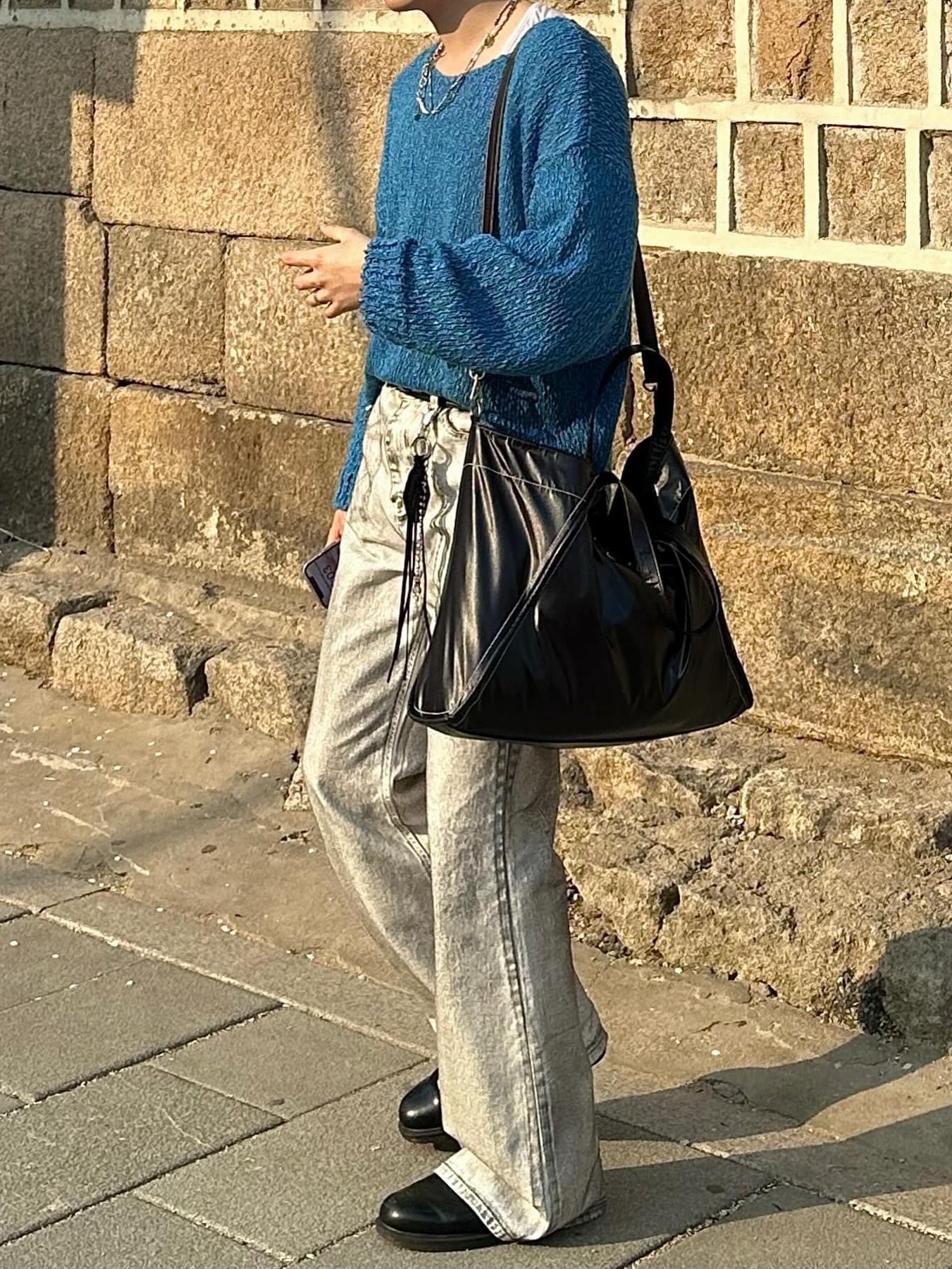 Matin Kim Big Coating Tote Bag Black, Dr. Martens 2976 Chelsea Black Smooth 착용 스타일 - 3