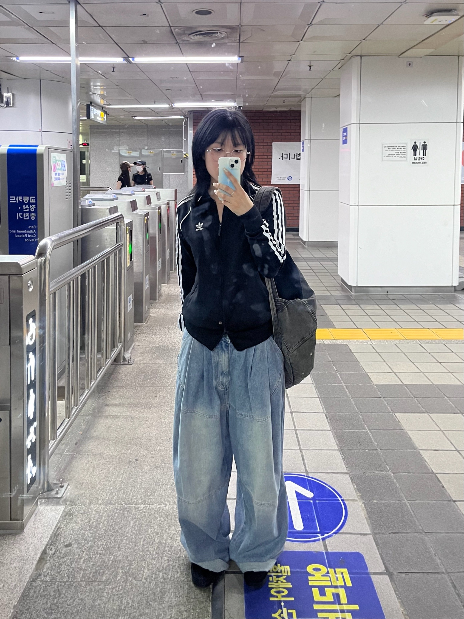 (W) Clarks Wallabee Black Suede, Adidas Superstar Track Top PB Black - KR Sizing 착용 스타일 - 1
