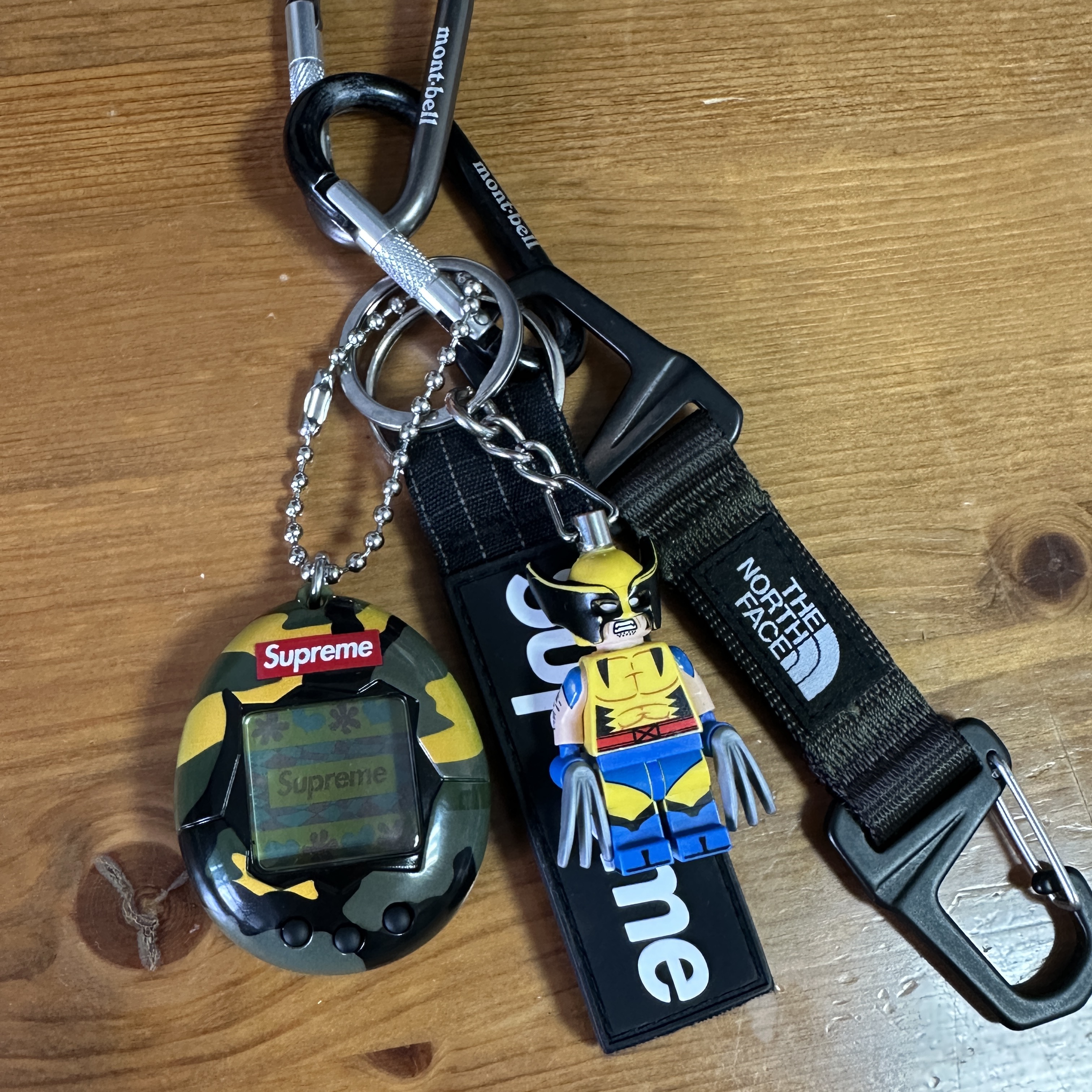 Supreme Tamagotchi Yellow - 23SS, Supreme Ripstop Keychain Black - 24SS 착용 스타일 - 1
