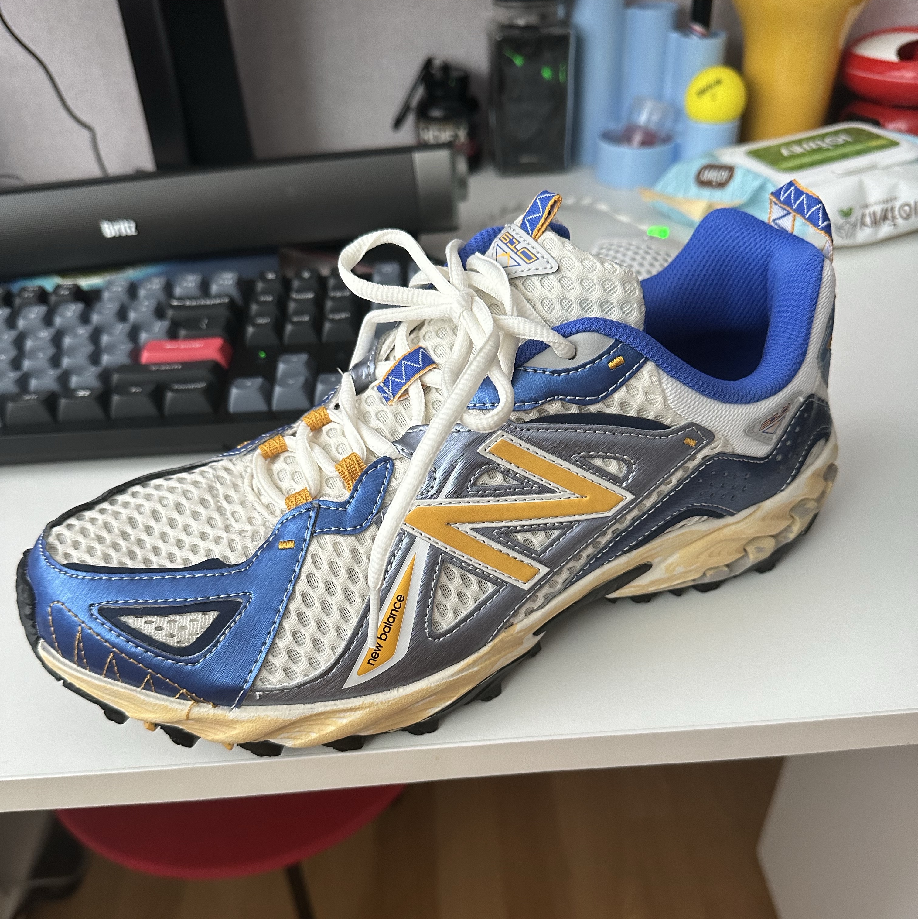 New Balance x Yeseyesee ML610 Atlantic Blue Varsity Gold 착용 스타일