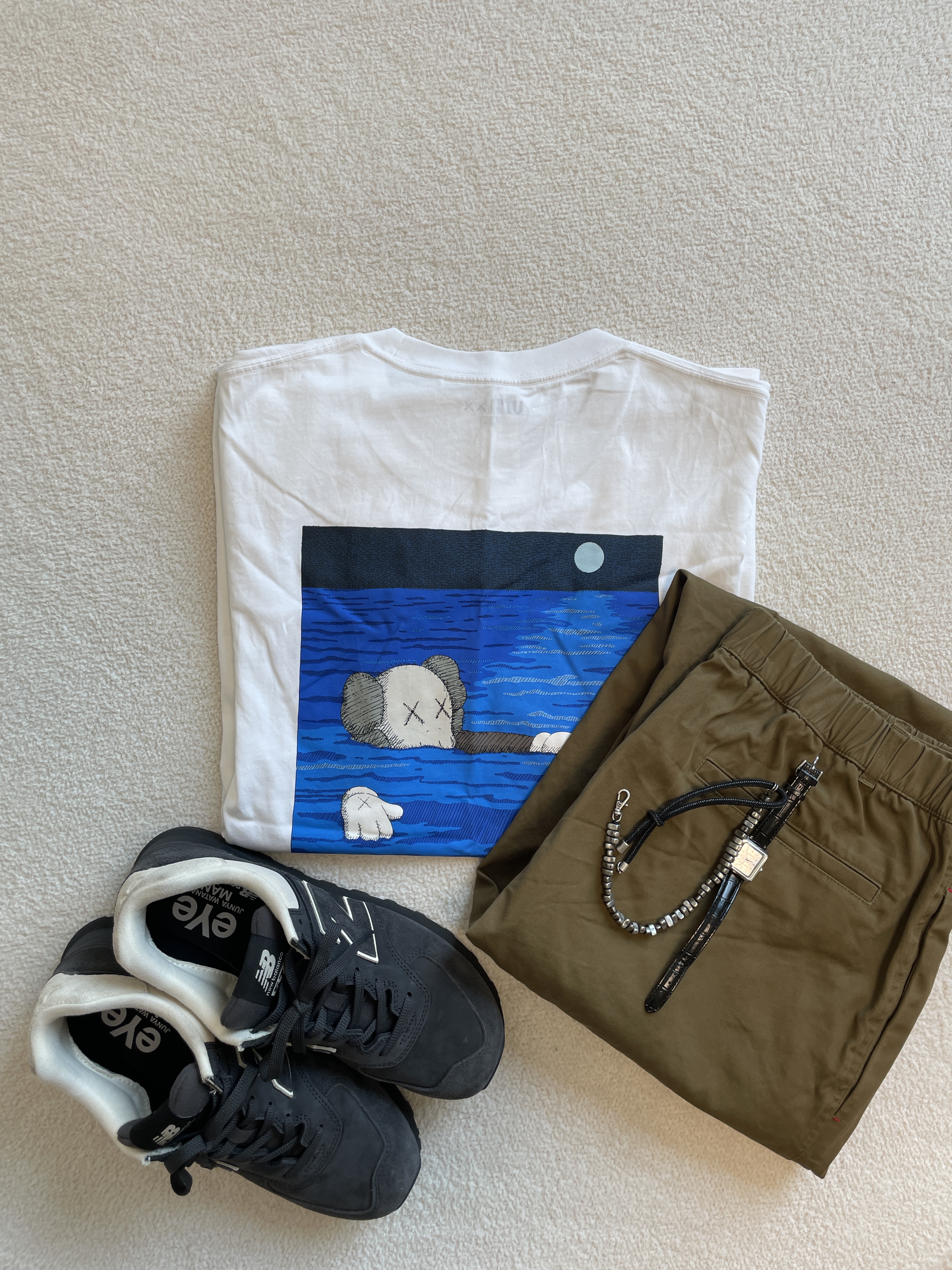 New Balance x Comme des Garcons Junya Watanabe Man 574 Suede Grey Off White, Uniqlo UT x Kaws Short Sleeve Graphic T-Shirt White 착용 스타일 - 5