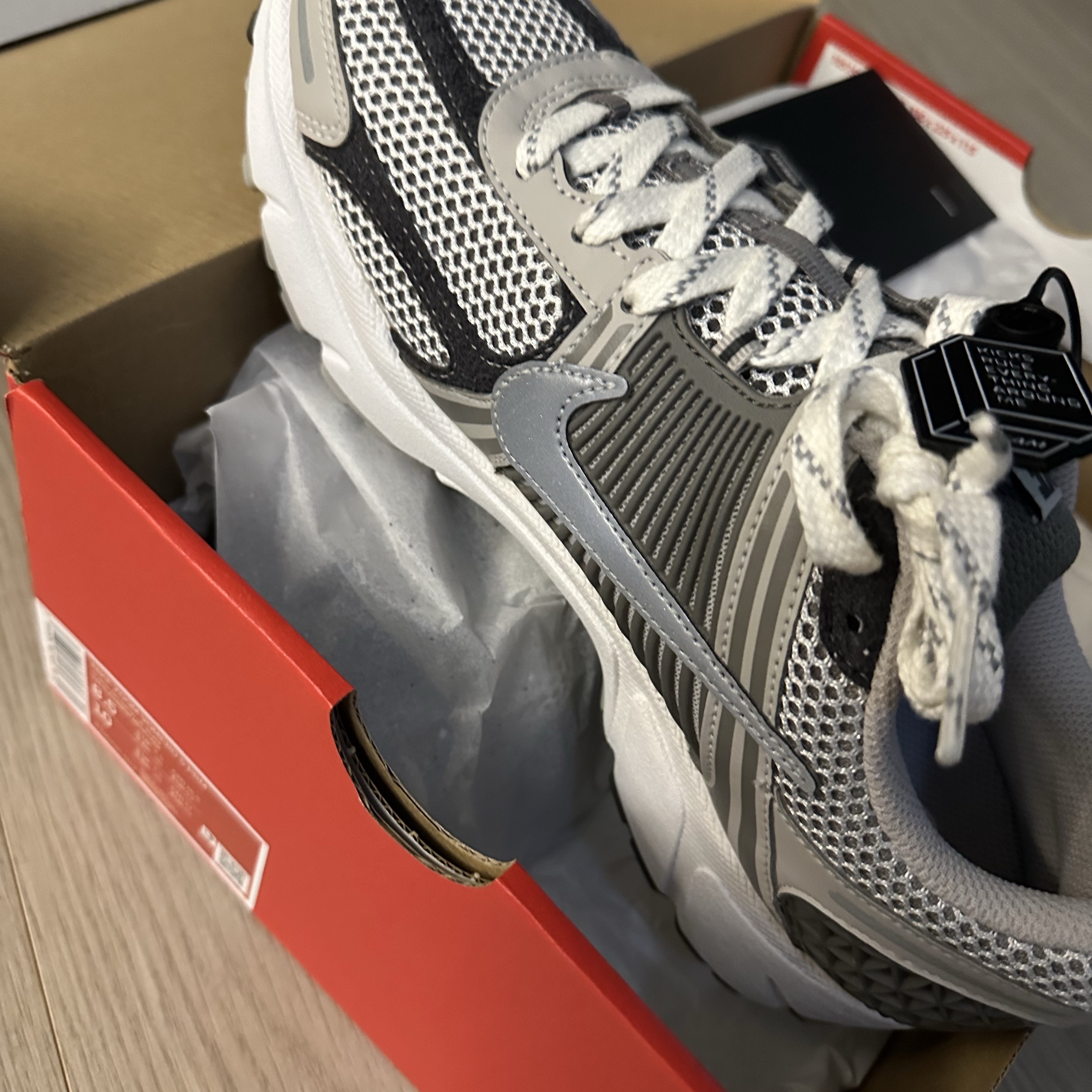 Nike Zoom Vomero 5 PRM Light Iron Ore and Flat Fewter 착용 스타일 - 2