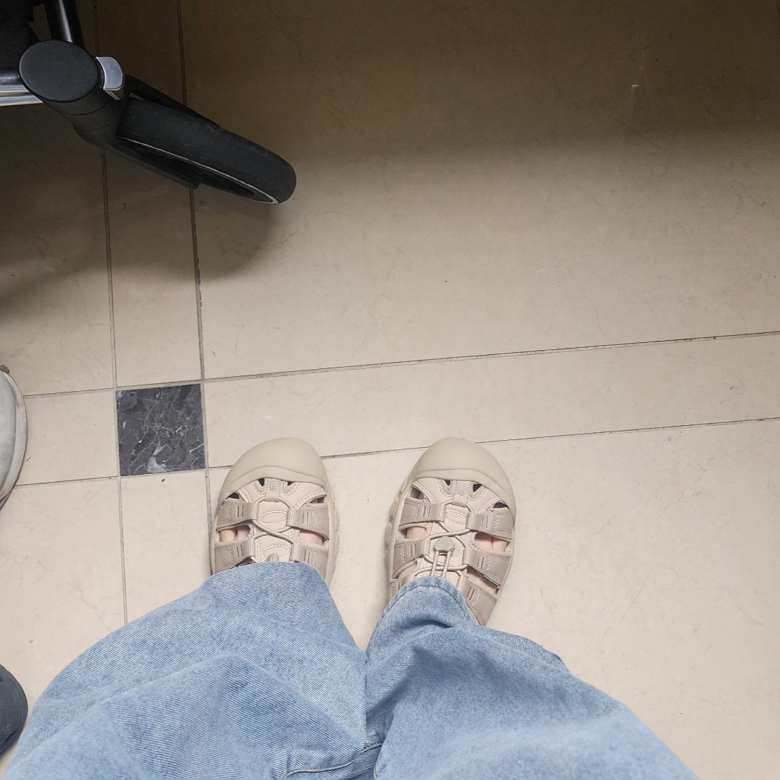 Keen Newport H2 Monochrome Safari 착용 스타일