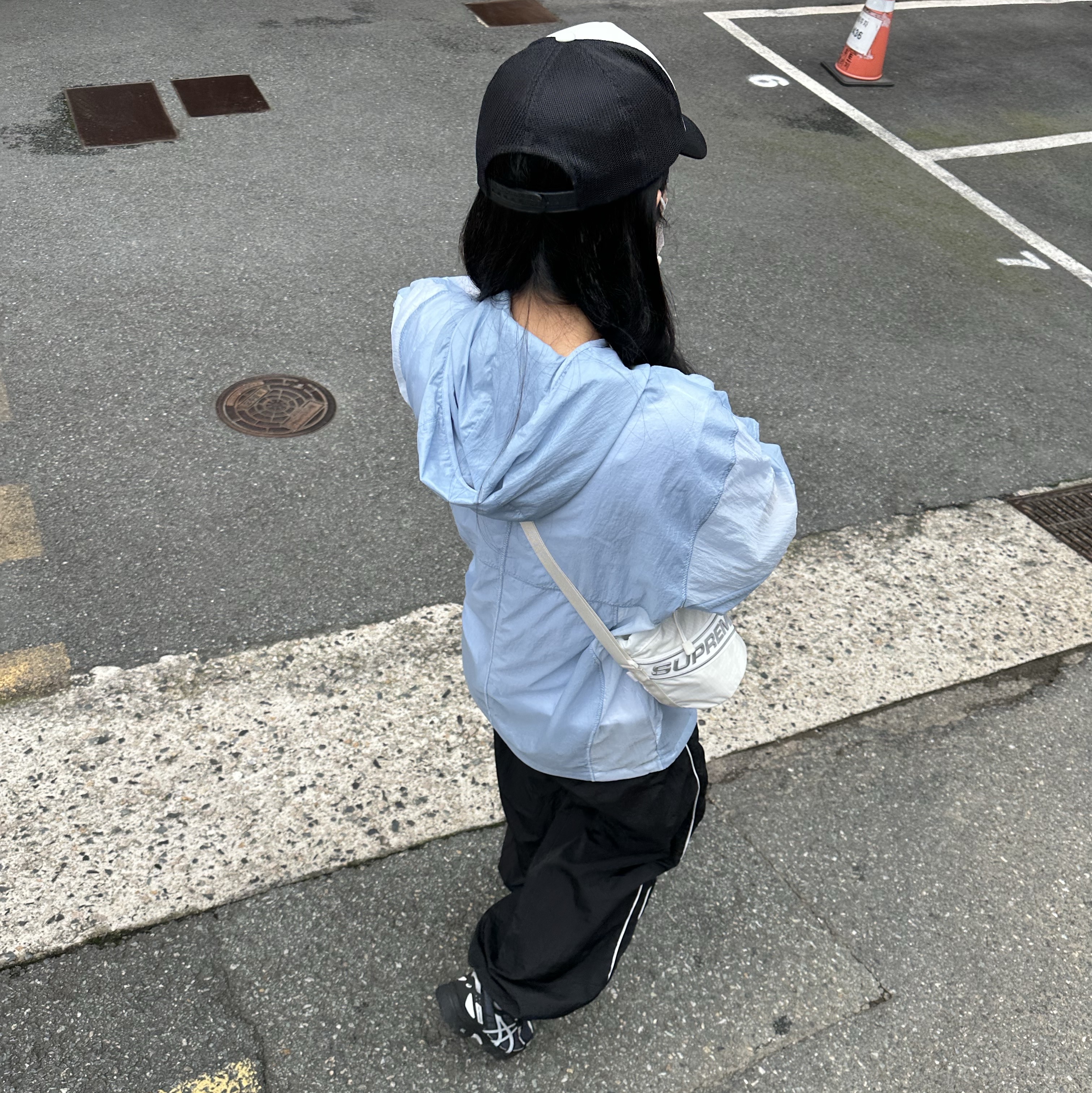 Open Yy x Hello Kitty Trucker Cap Black 착용 스타일 - 3