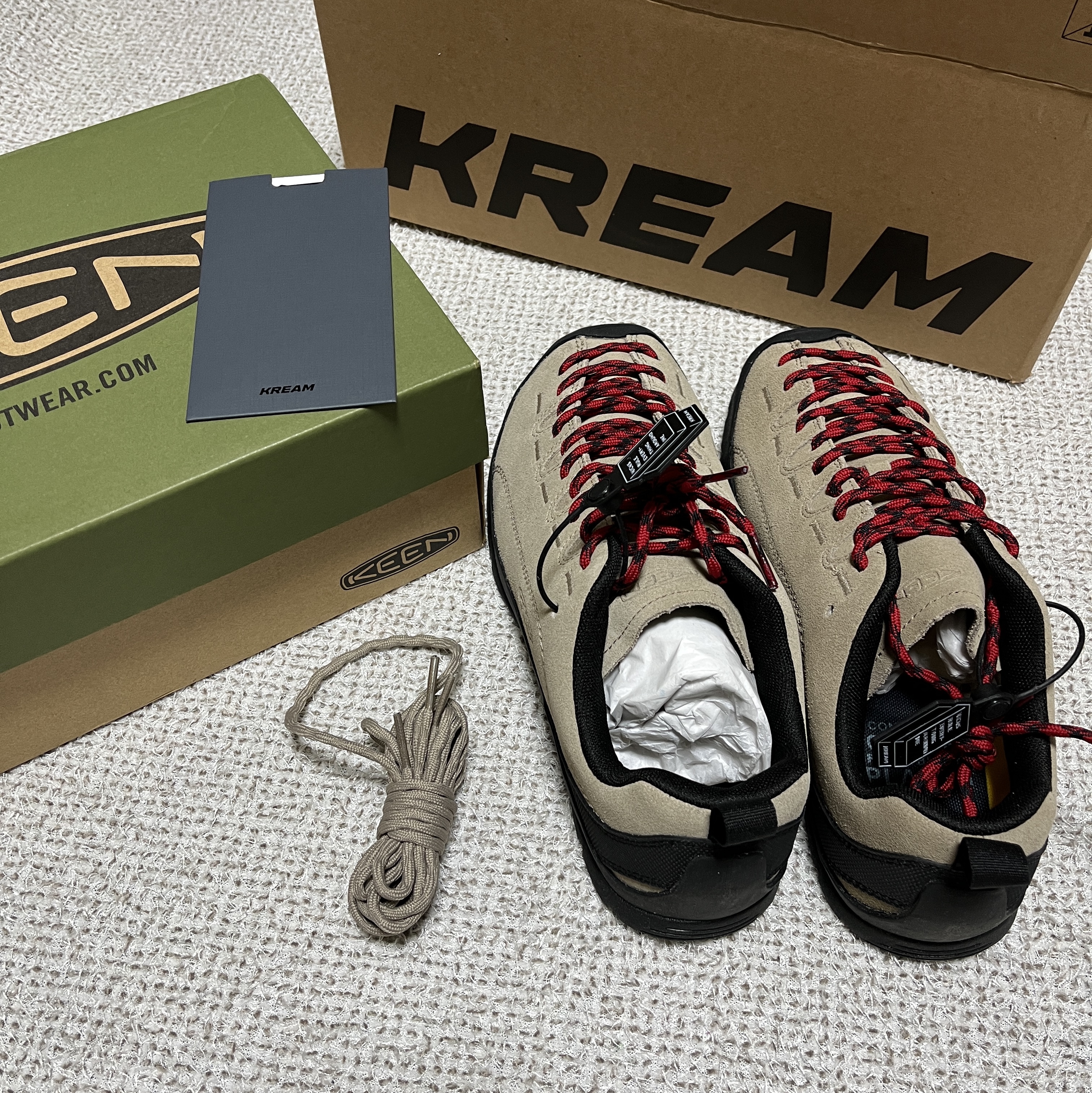 Keen Jasper Suede Sneakers Silver Mink 착용 스타일 - 1