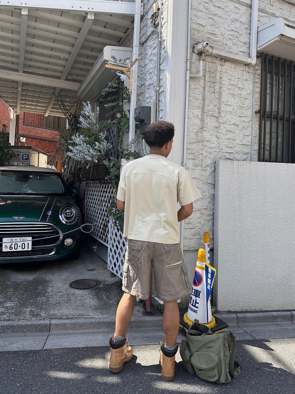 Thevinylhouse Western Cargo Shorts Beige, Thevinylhouse Western Cargo Shorts Black 착용 스타일 - 2