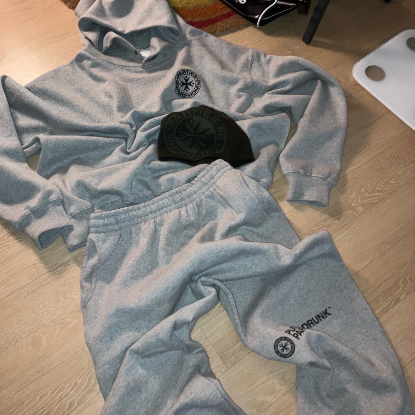 Punch Drunk Parties Circle Logo Oversized Hoodie Gray, Timberland Premium 6 inch Waterproof Boot Wheat Nubuck - Wide 착용 스타일 - 3