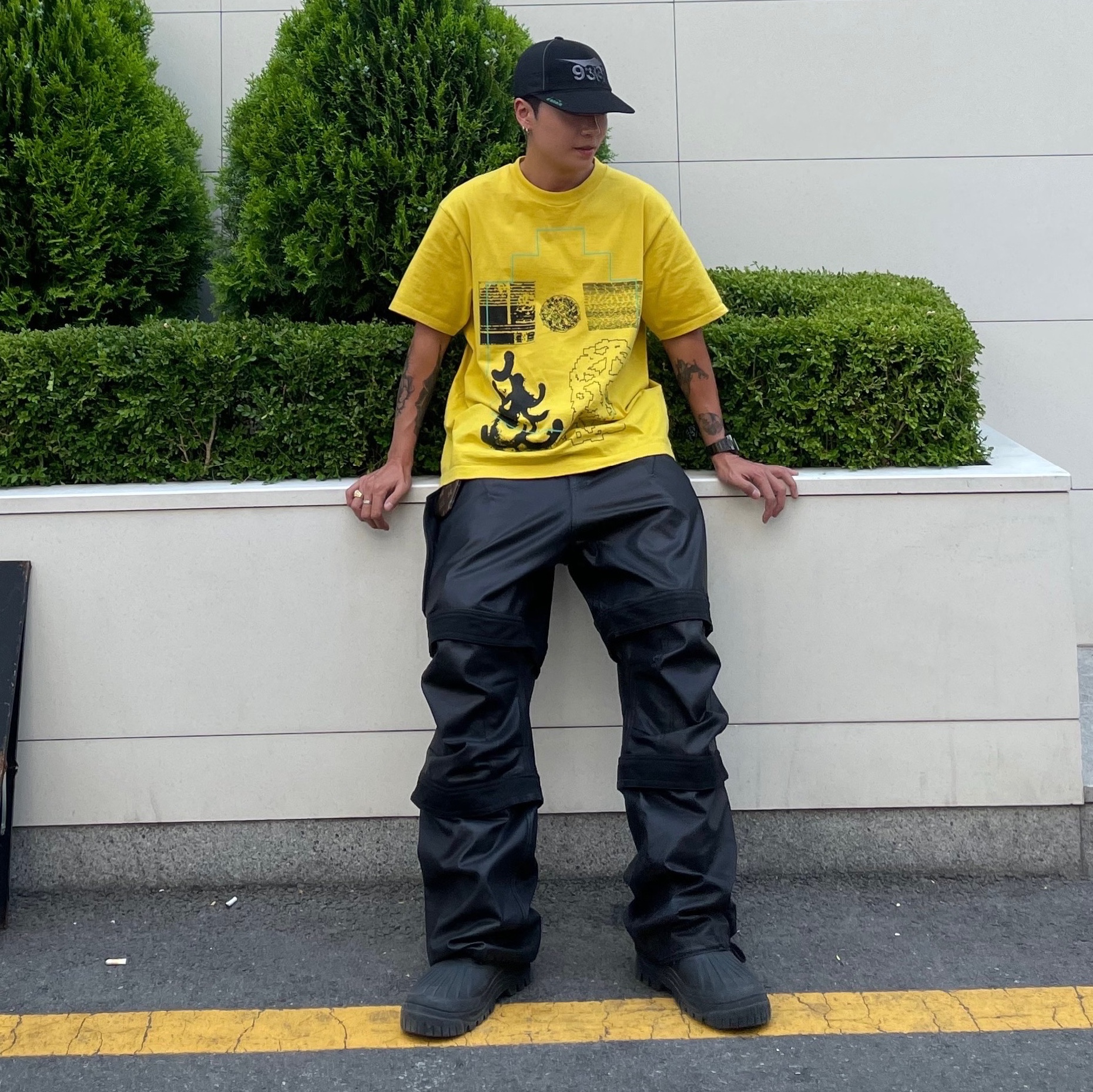 Cav Empt Overdye FK Sheet9 T-Shirt Yellow - 23SS, Farfromwhat Far Layered Work Pants Coated Black 착용 스타일 - 1