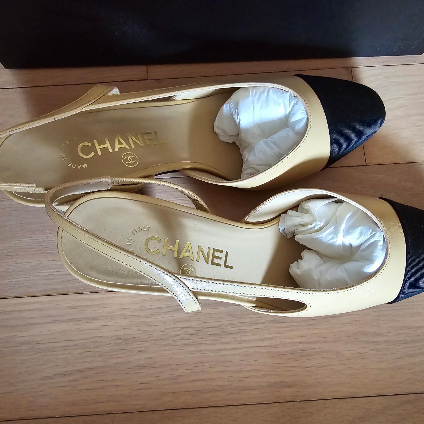 (W) Chanel Slingbacks Goatskin Grosgrain & Beige Black 착용 스타일 - 1