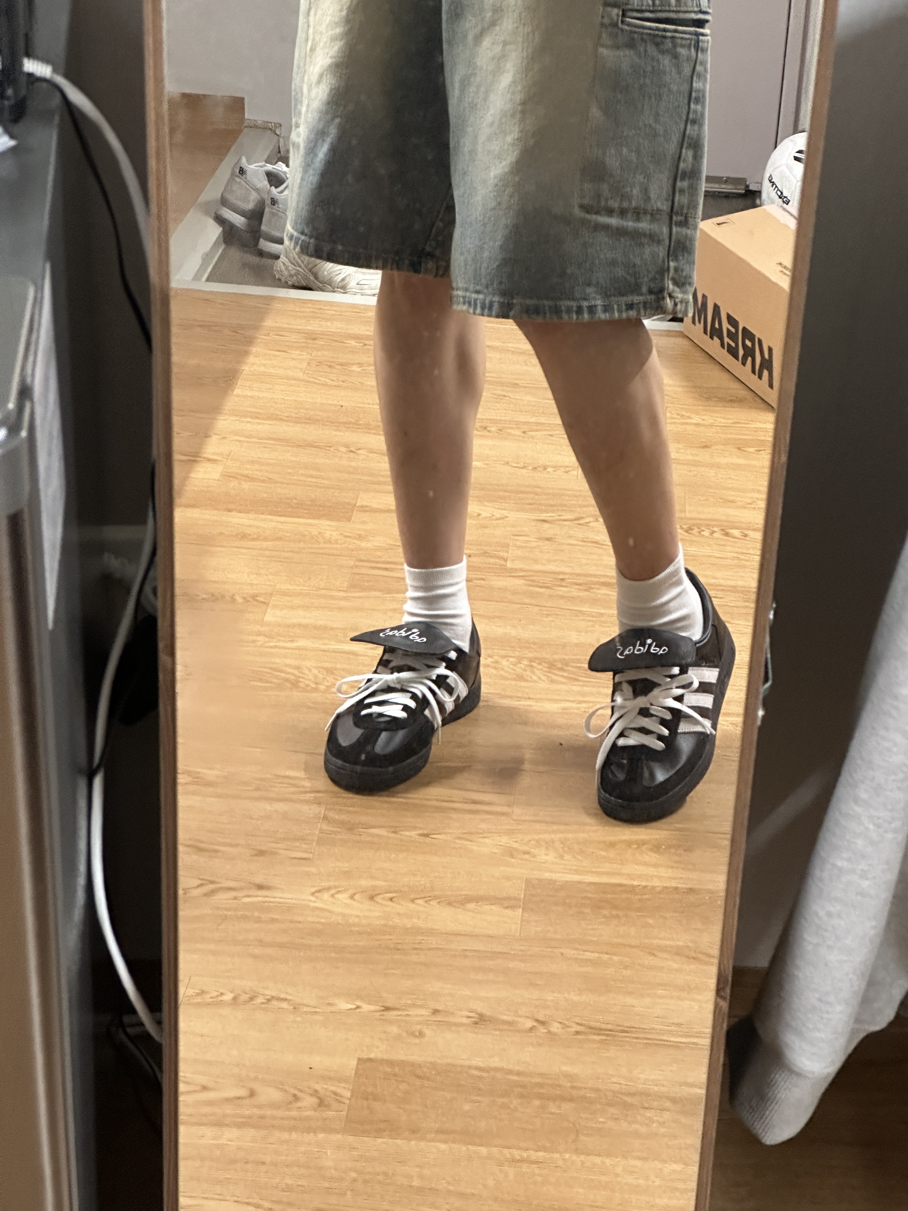 Adidas Spezial Handball Core Black Cloud White 착용 스타일 - 1