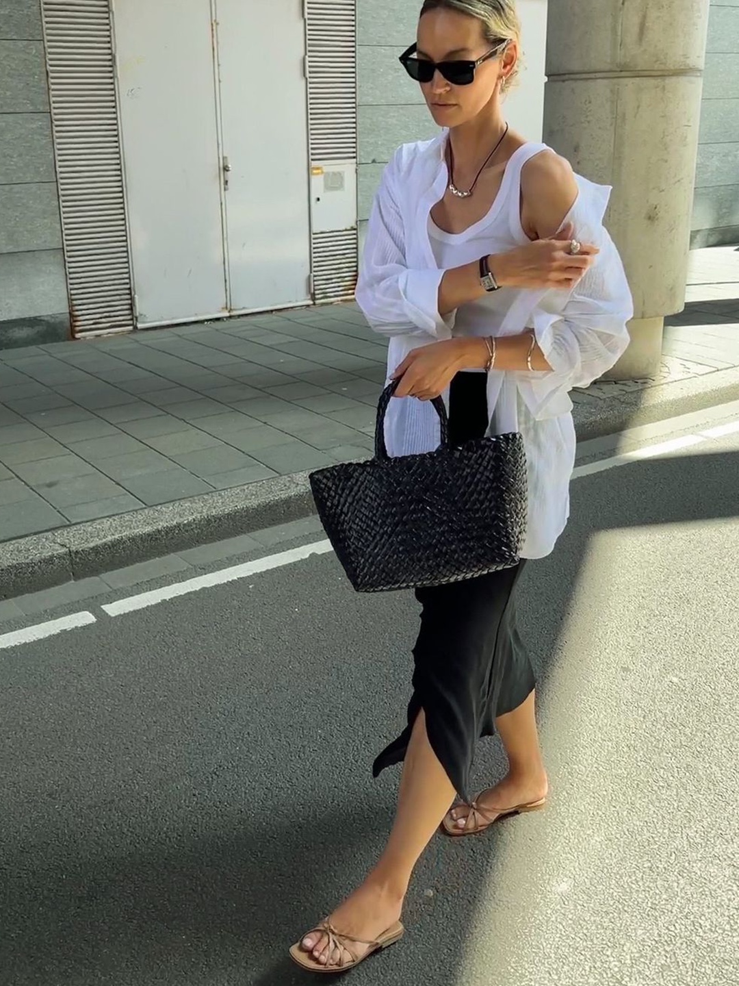 Helen Kaminski Small Pinimil Bridle Raffia Tote Bag Natural Tan, Isabel Marant Cadix Raffia and Leather Mini Basket Bag Natural Cognac - 24SS 착용 스타일 - 4