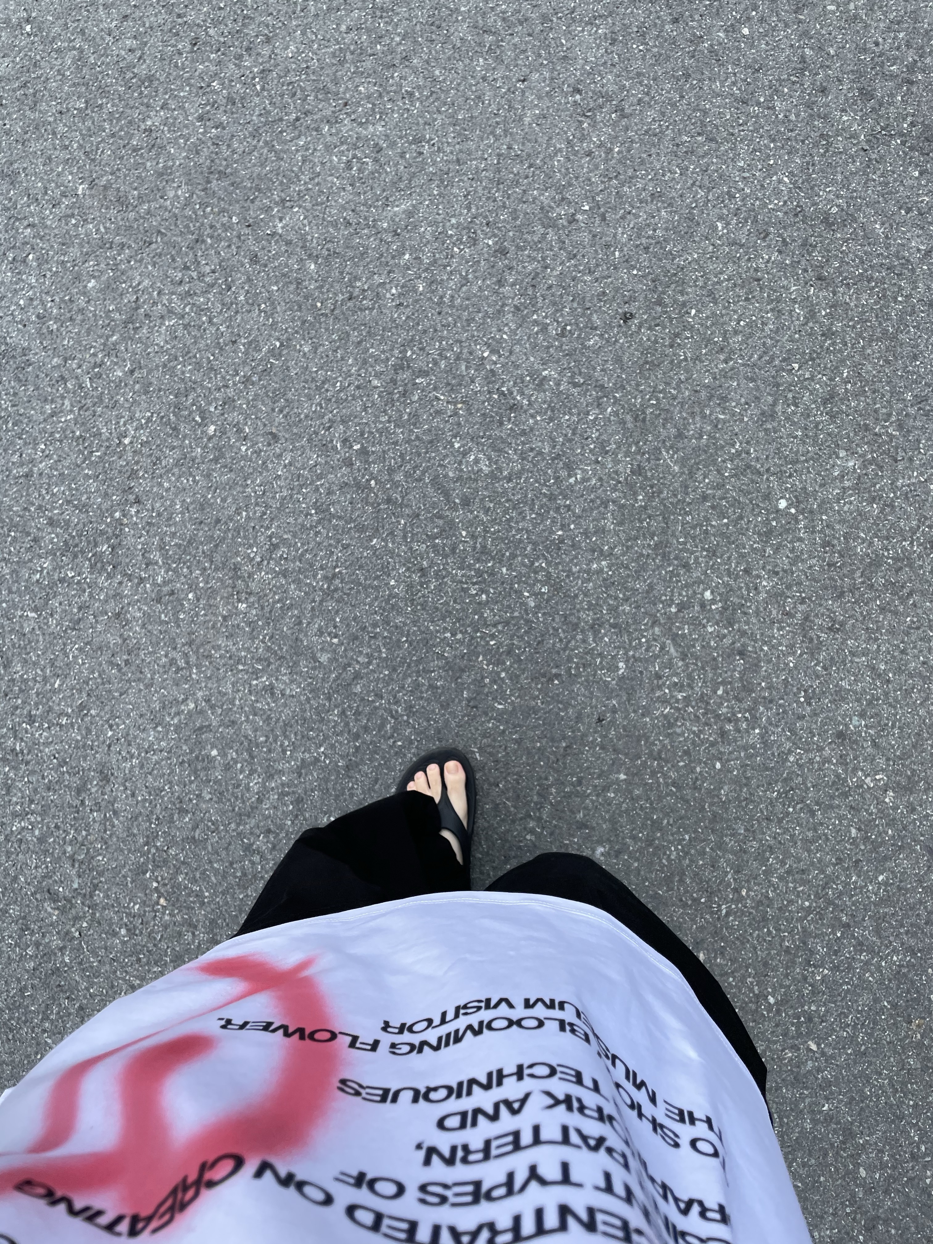 The Museum Visitor Heart Sprayed T-Shirt White, Oofos OOriginal Black 착용 스타일 - 2