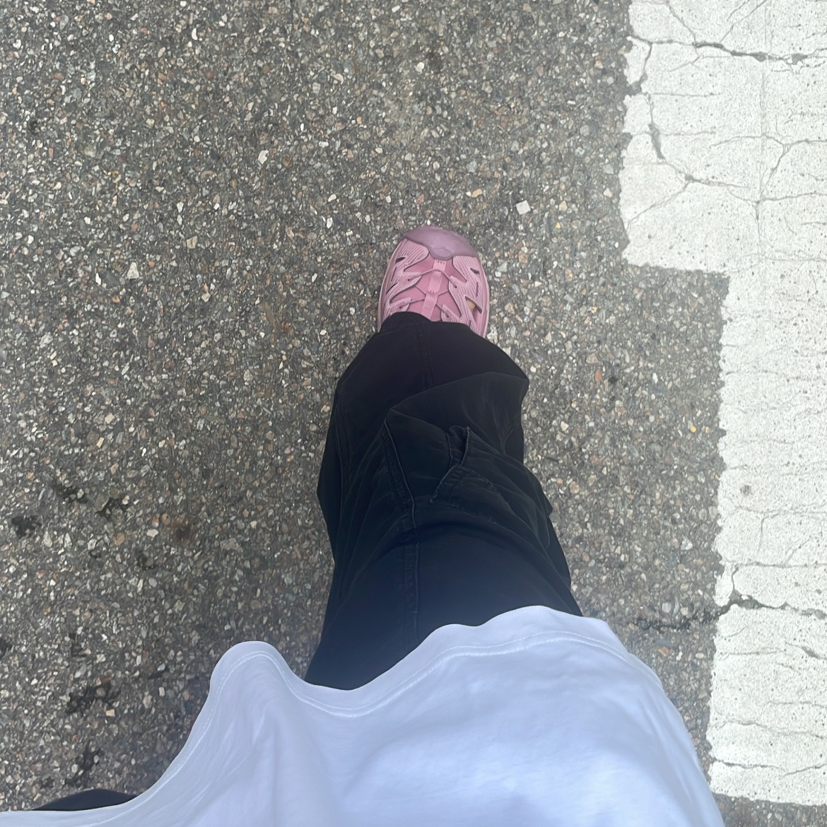 (W) Hoka Hopara Foxglove Pale Mauve, The Museum Visitor Heart Sprayed T-Shirt White 착용 스타일 - 2