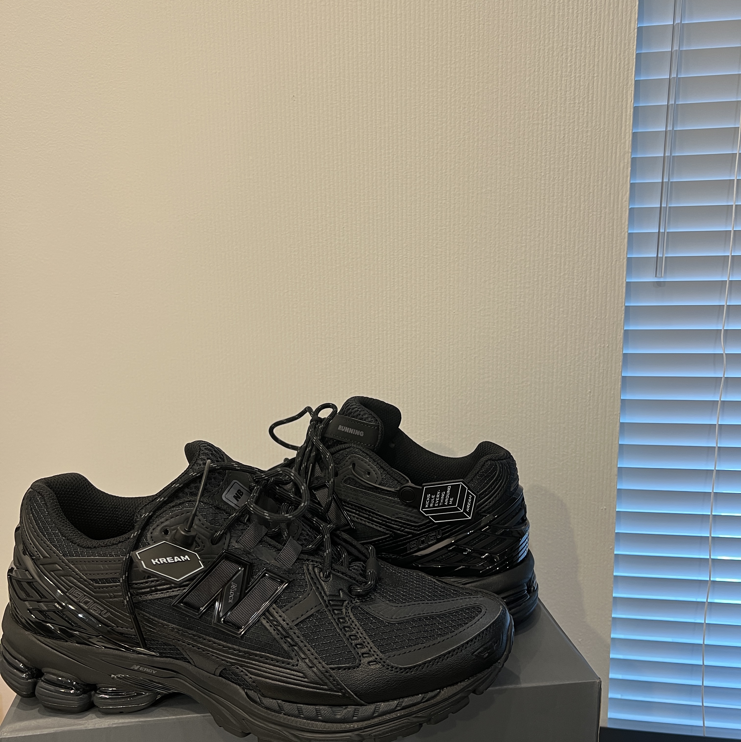 New Balance 1906U Triple Black 착용 스타일