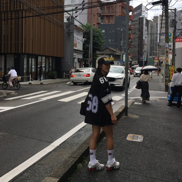 (W) Nike Shox TL Platinum Tint, Open Yy x Hello Kitty Hello Ball Cap Black 착용 스타일 - 2