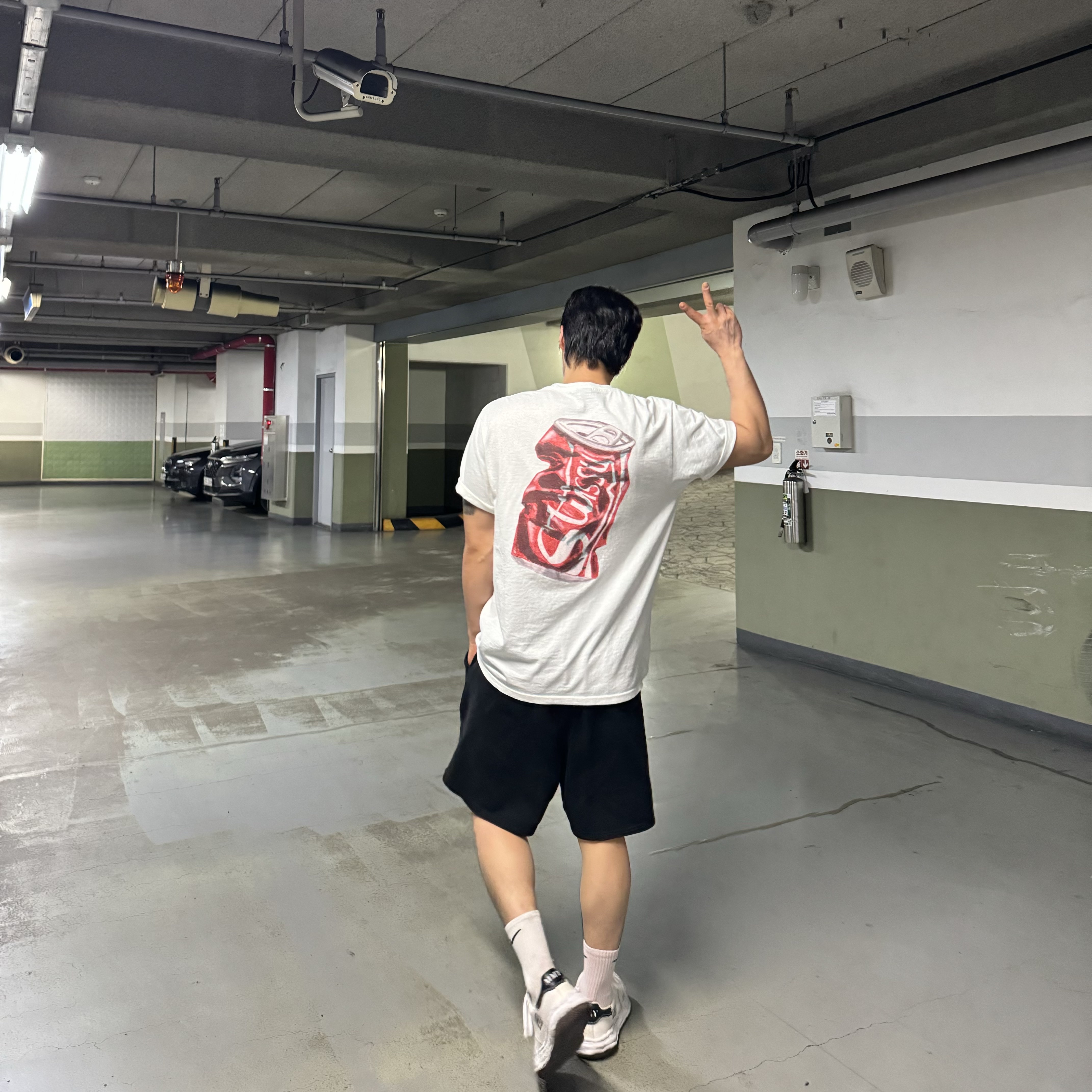 Stussy Soda Can T-Shirt White, Maison Mihara Yasuhiro Blakey OG Sole Canvas Low-top Sneakers White 착용 스타일 - 1