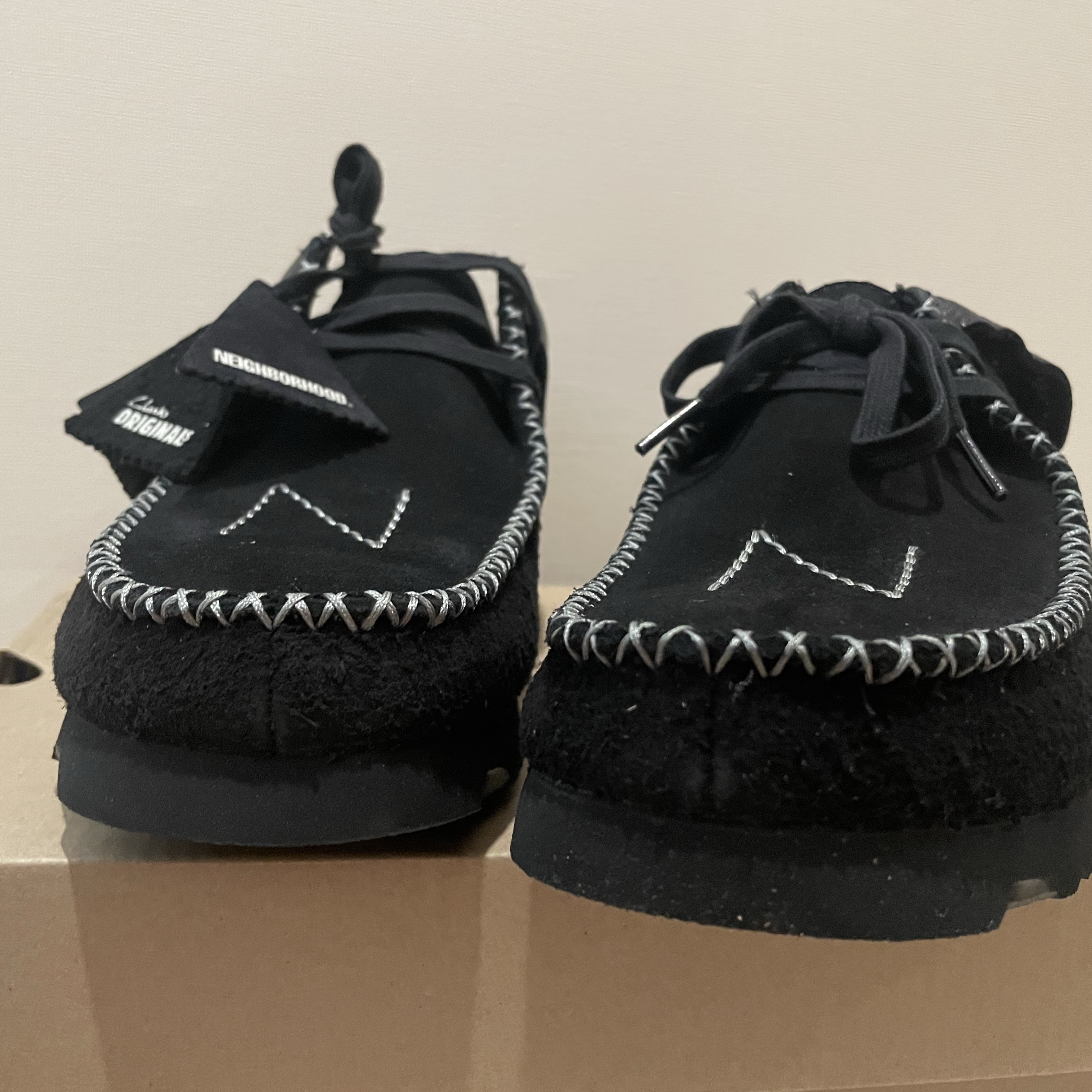 Clarks x Neighborhood Wallabe Black 착용 스타일 - 4
