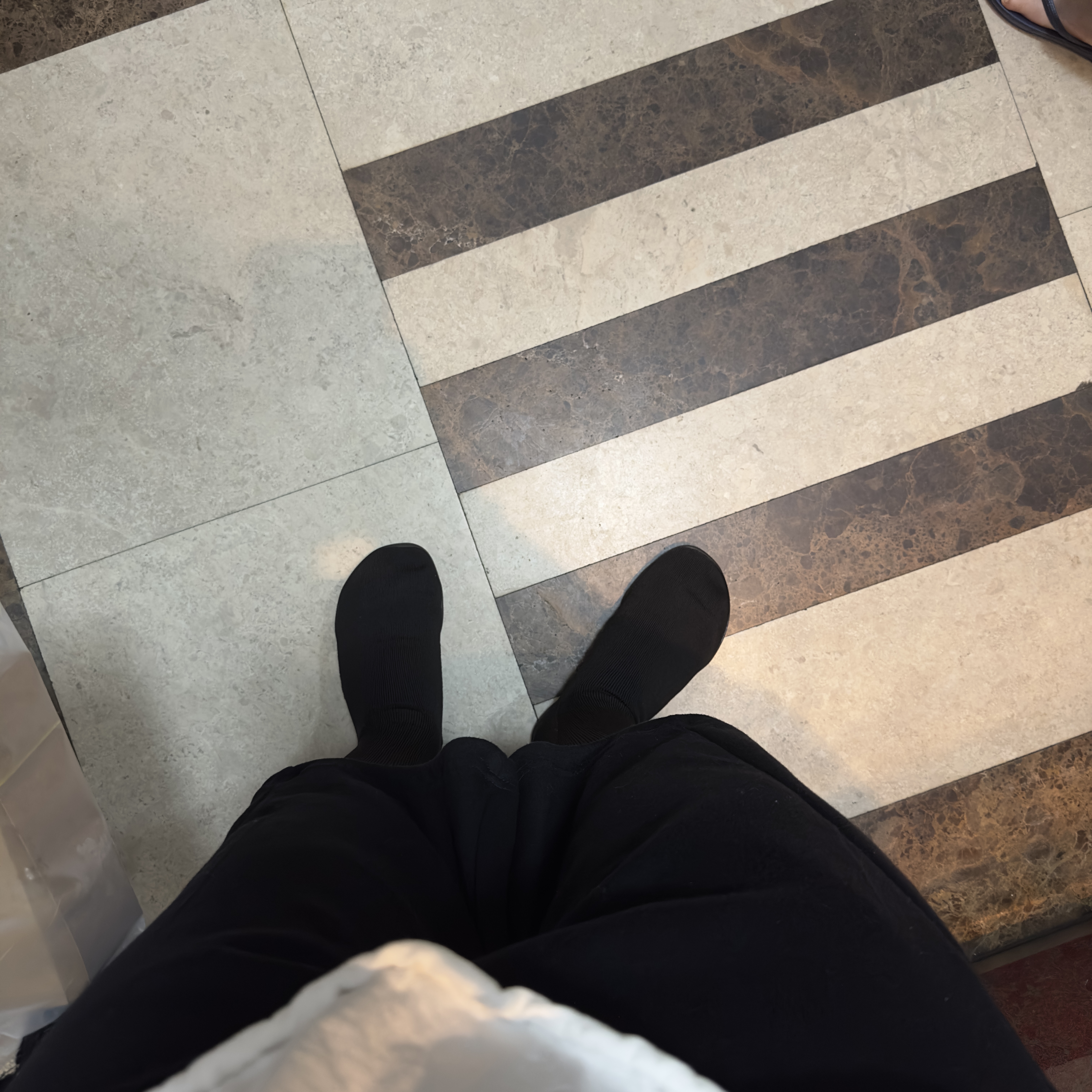 Yeezy YZY Pods Black 착용 스타일