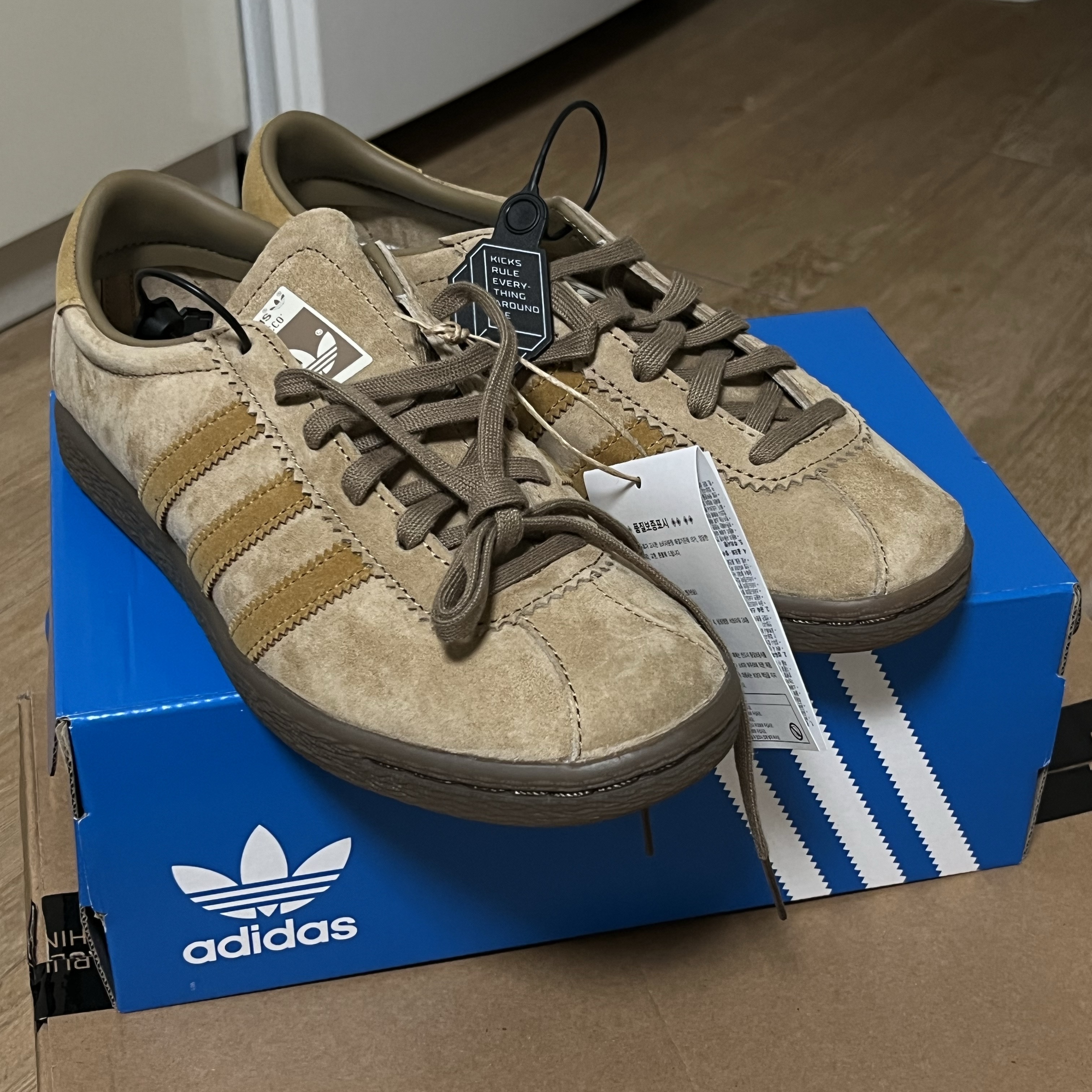Adidas Tobacco Pantone Mesa 착용 스타일