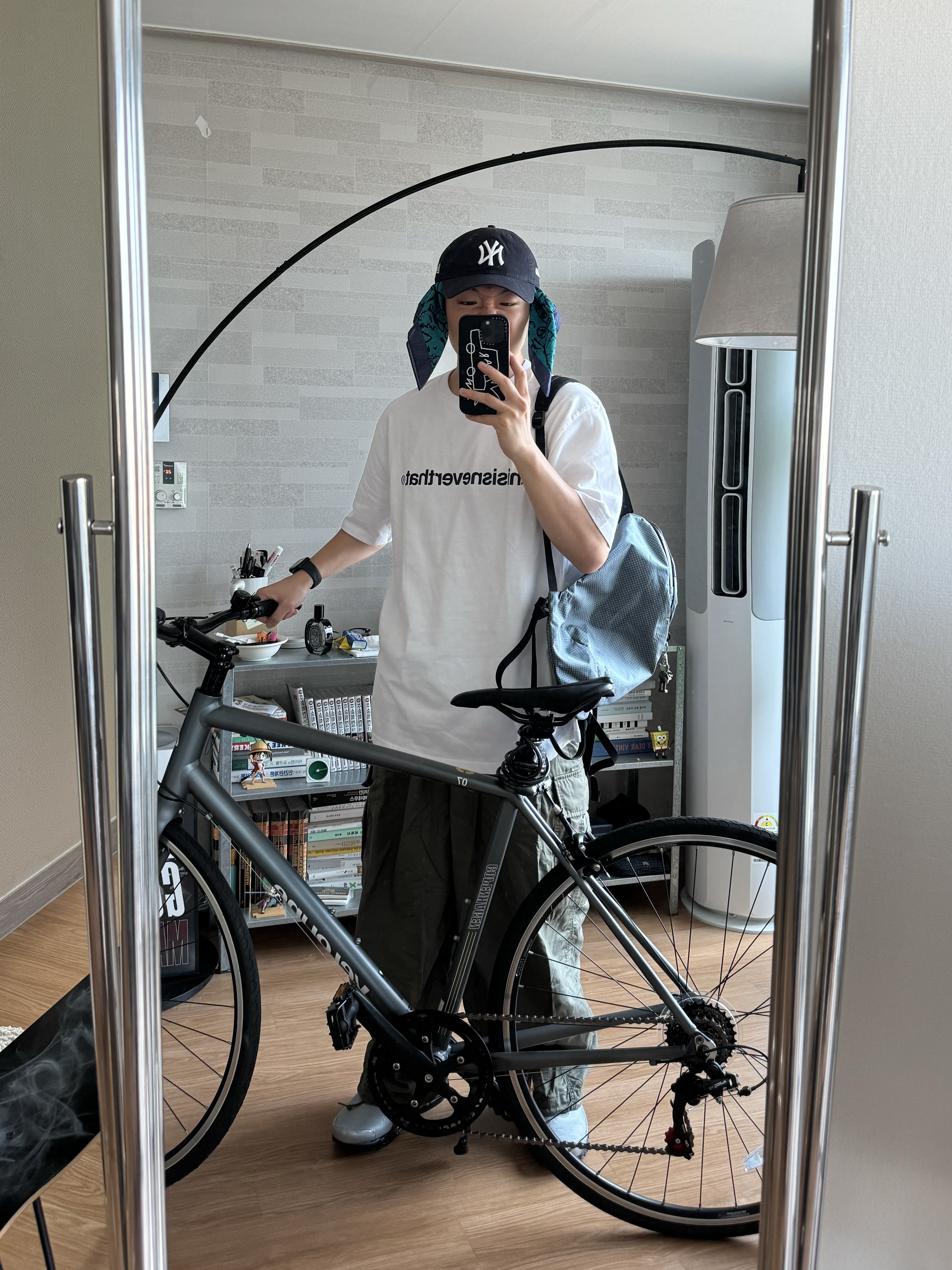 New Era x MoMA New York Yankees Cap Navy, Arc'teryx Konseal 15 Backpack Neptune 착용 스타일 - 1