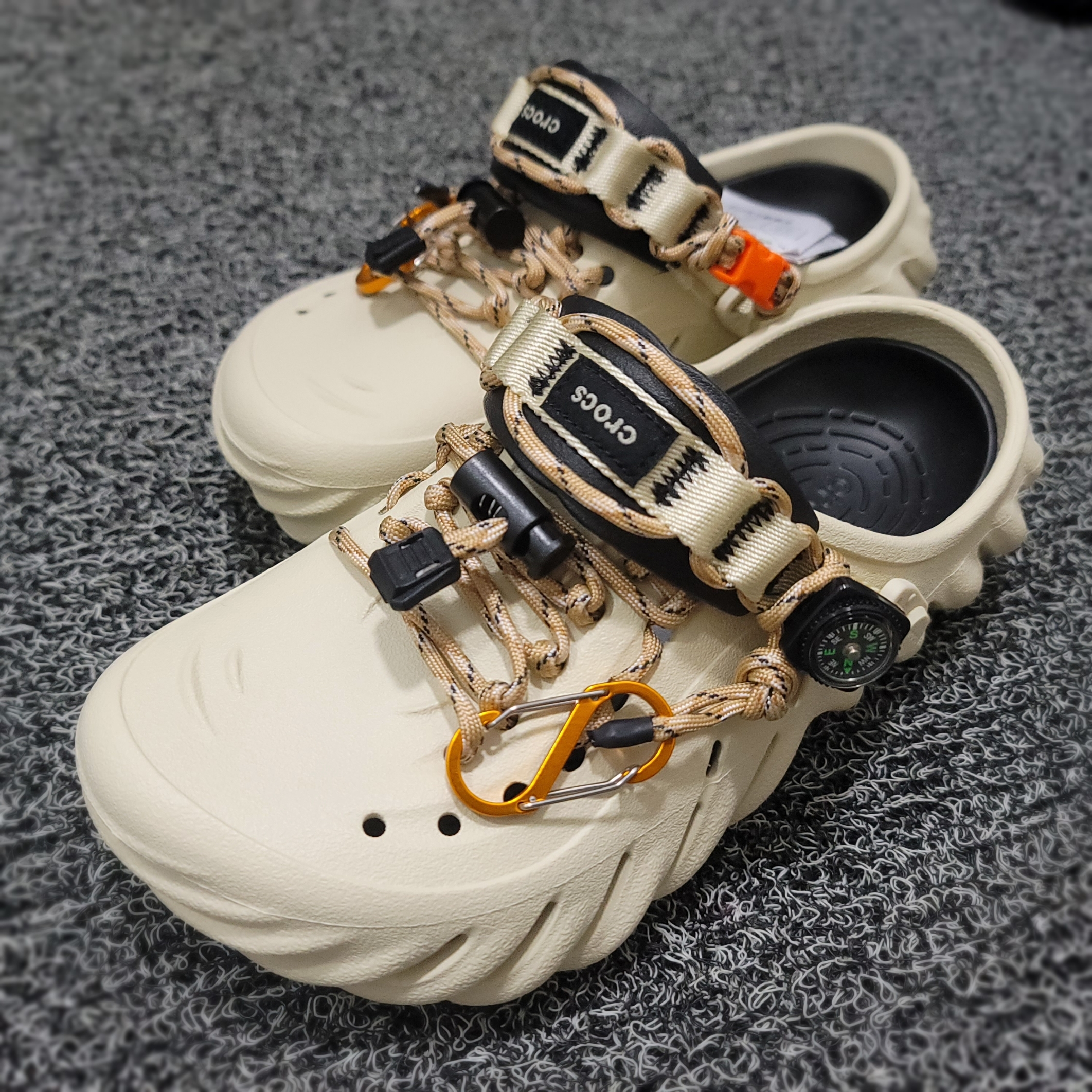 Crocs Echo Clog Bone Black 착용 스타일 - 3
