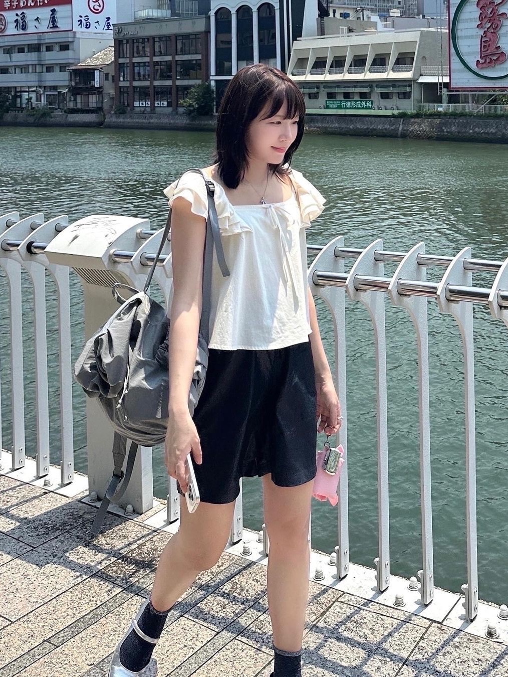 ACOC Blooming Mini Backpack Gray 착용 스타일 - 1