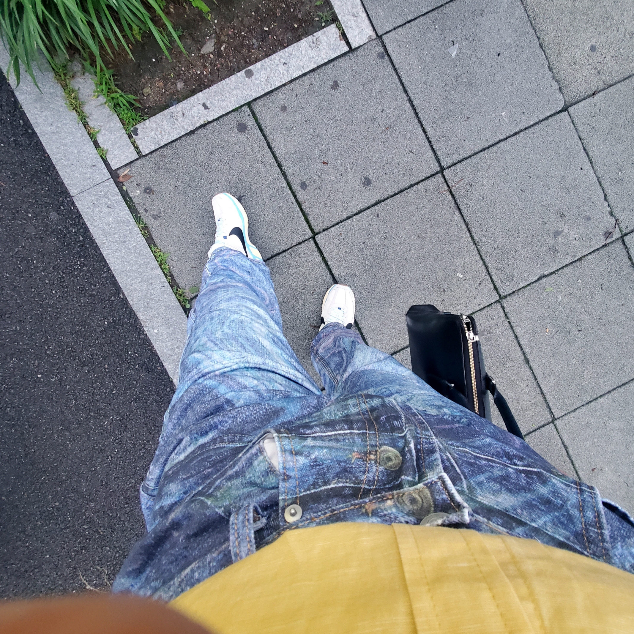 (W) Nike Zoom Vomero 5 PRM Designed by Japan, Typing Mistake Digital Washed Denim Pants Indigo - 22FW 착용 스타일