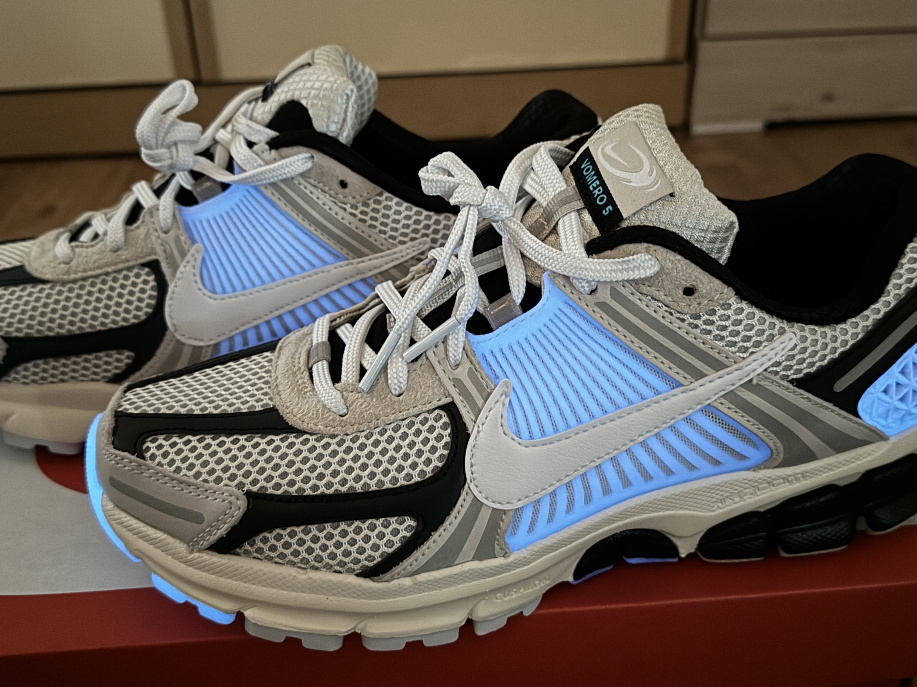 Nike Zoom Vomero 5 Light Bone and Black 착용 스타일 - 1