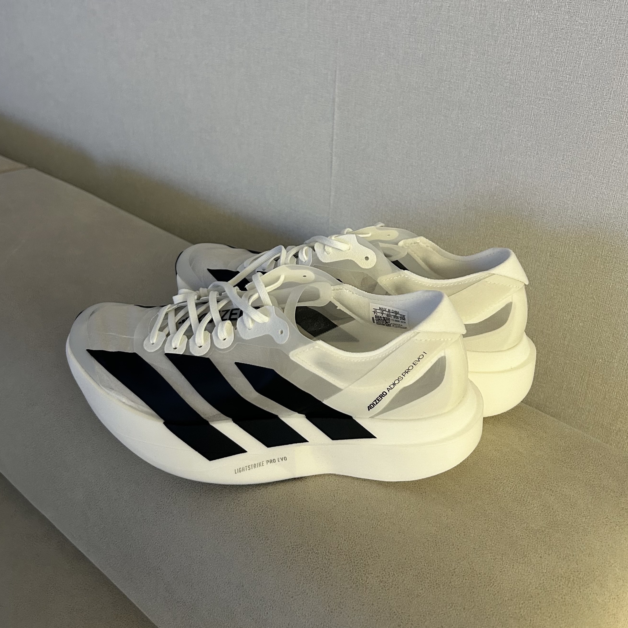 Adidas Adizero Adios Pro EVO 1 White Black, Satisfy Flitesilk Running Cap Black 착용 스타일 - 1