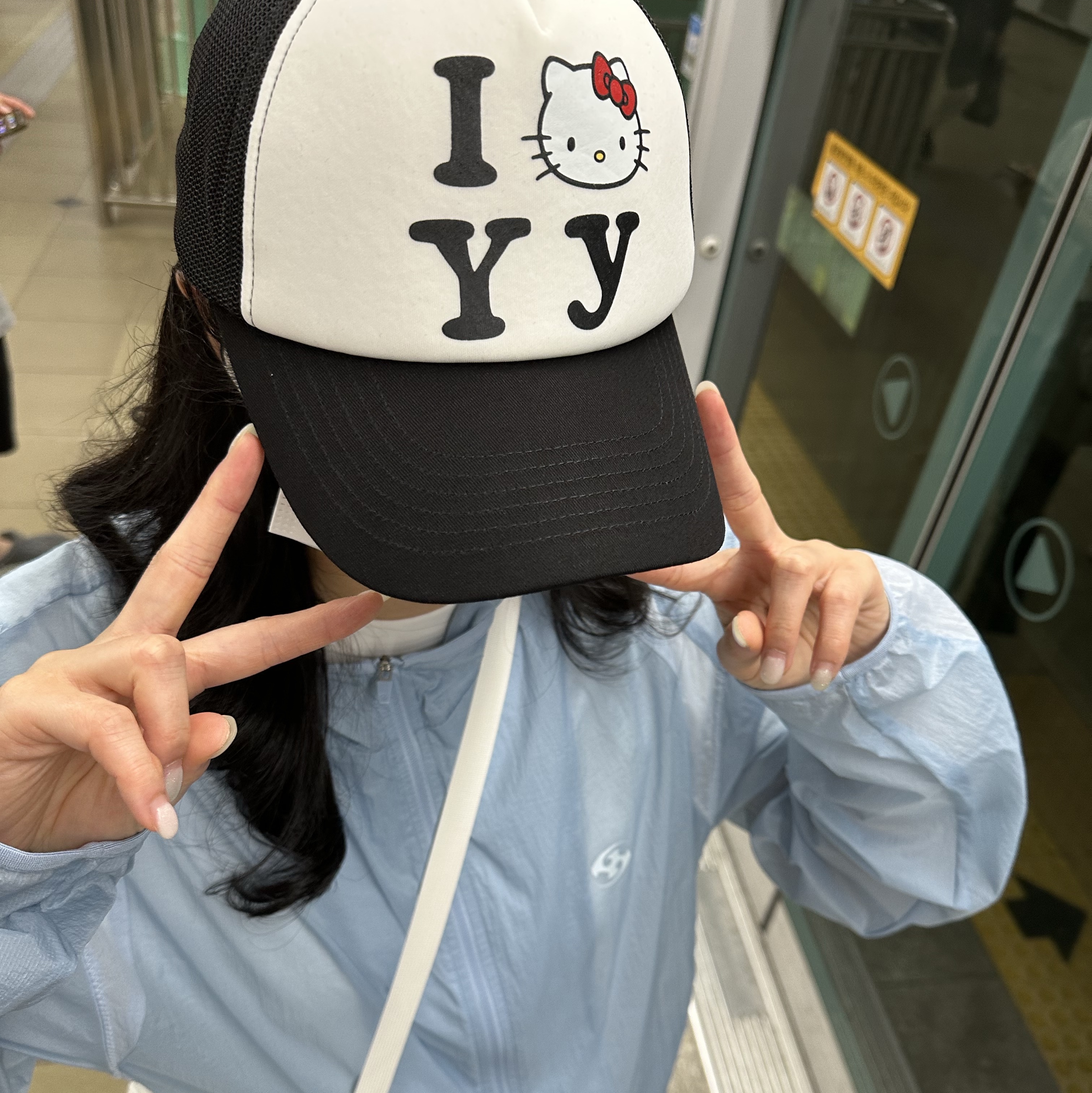 Open Yy x Hello Kitty Trucker Cap Black 착용 스타일 - 1