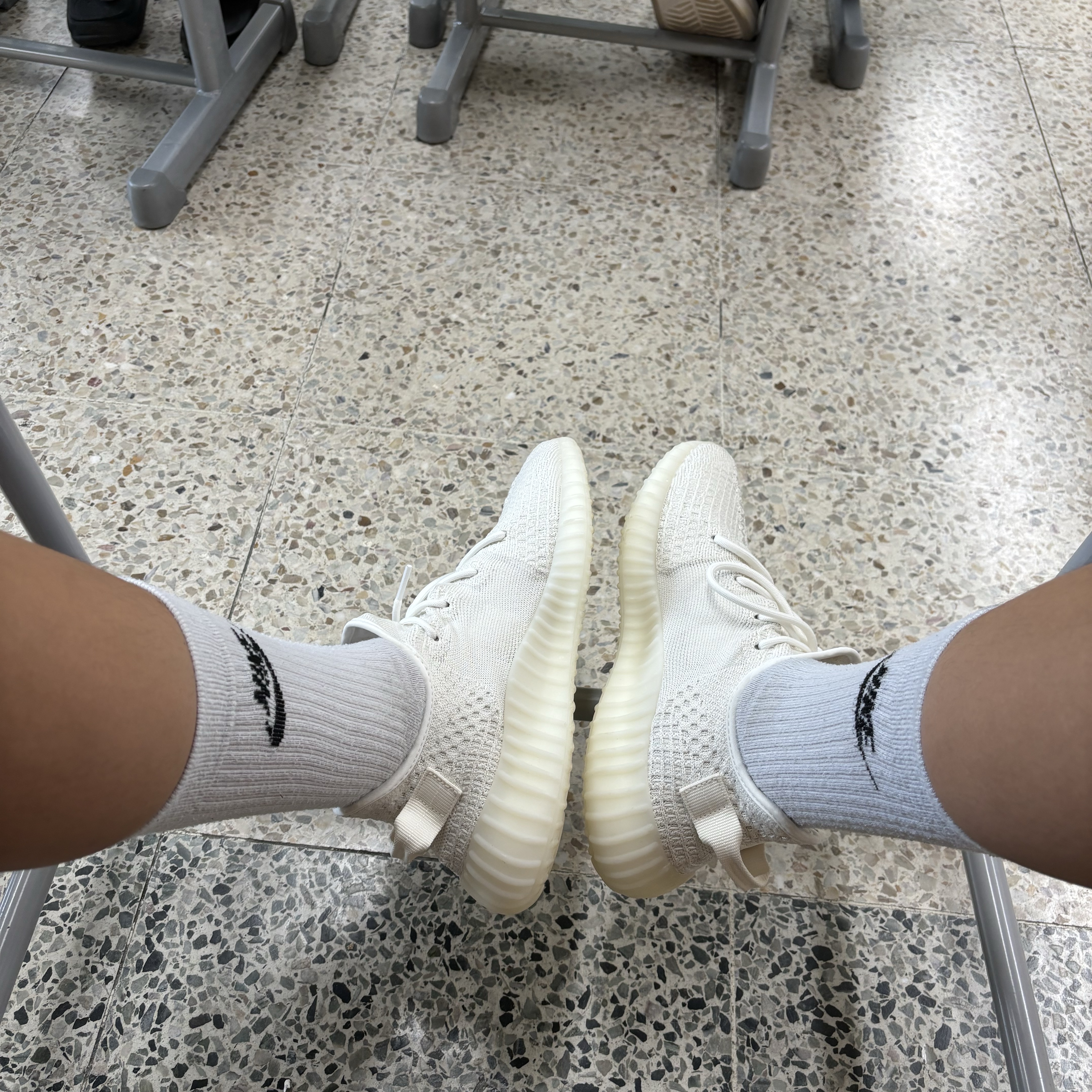 Adidas Yeezy Boost 350 V2 Bone 착용 스타일 - 2