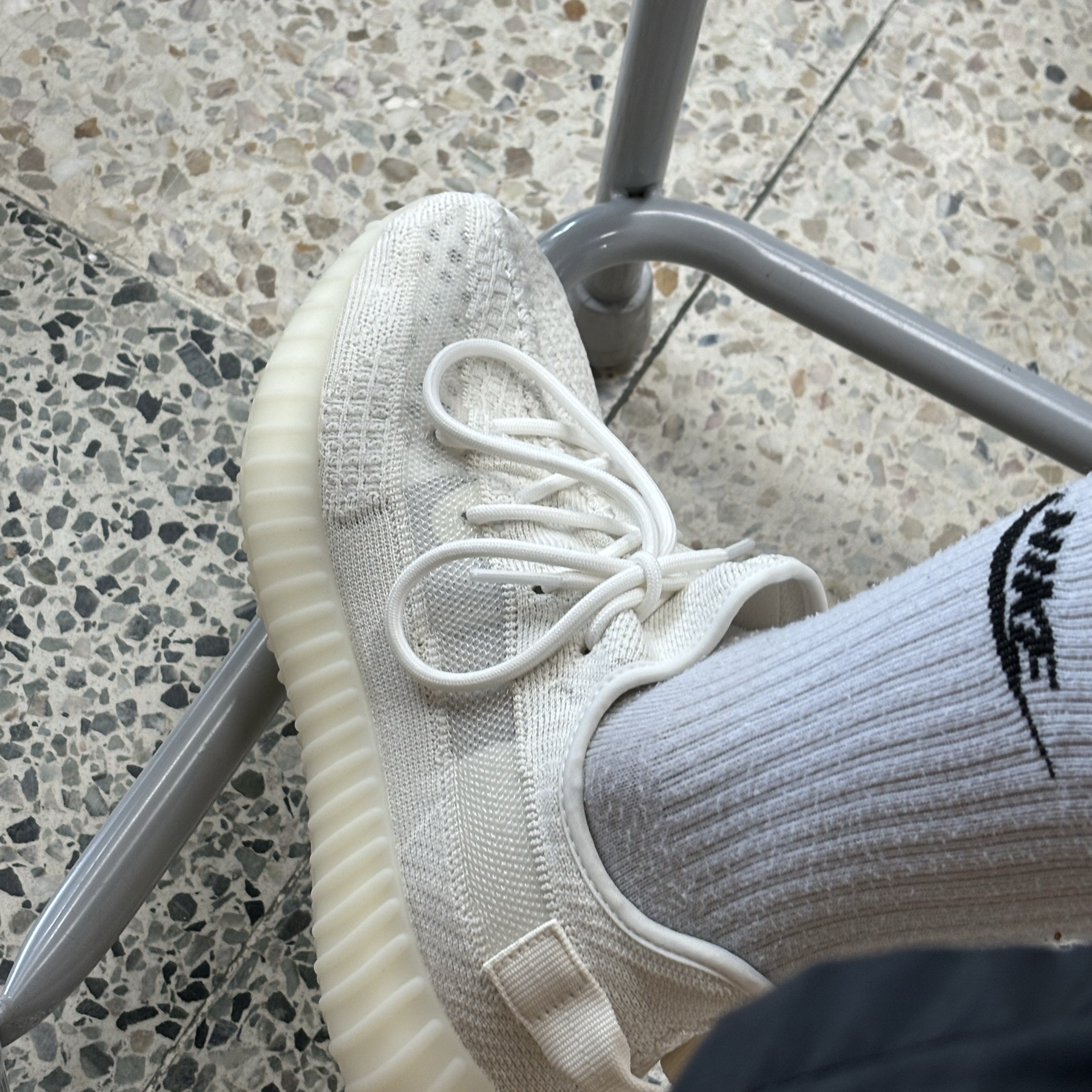 Adidas Yeezy Boost 350 V2 Bone 착용 스타일 - 1