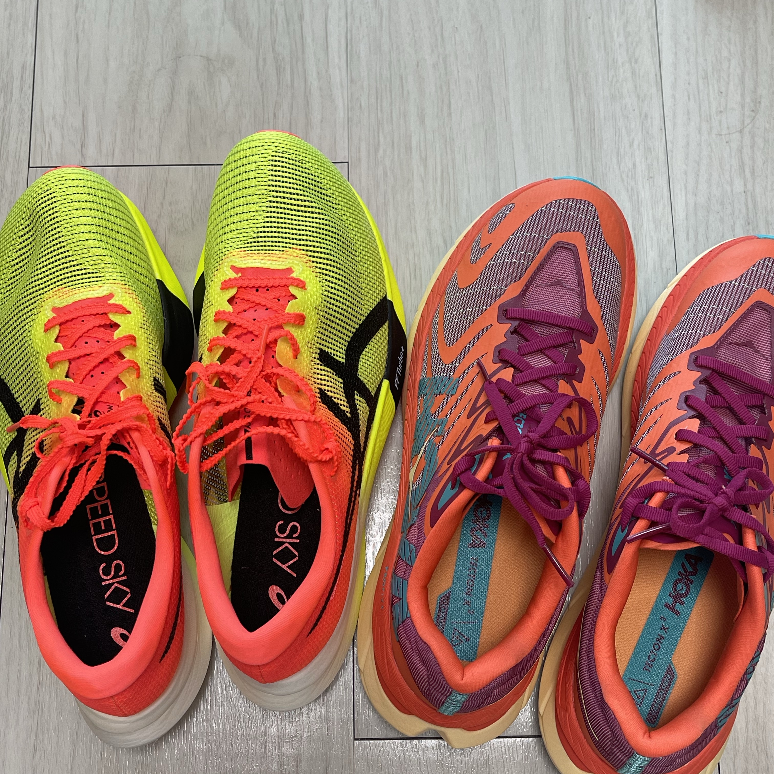 Asics Metaspeed Sky Paris Safety Yellow Black, Hoka Tecton X 2 Black Flame 착용 스타일 - 3