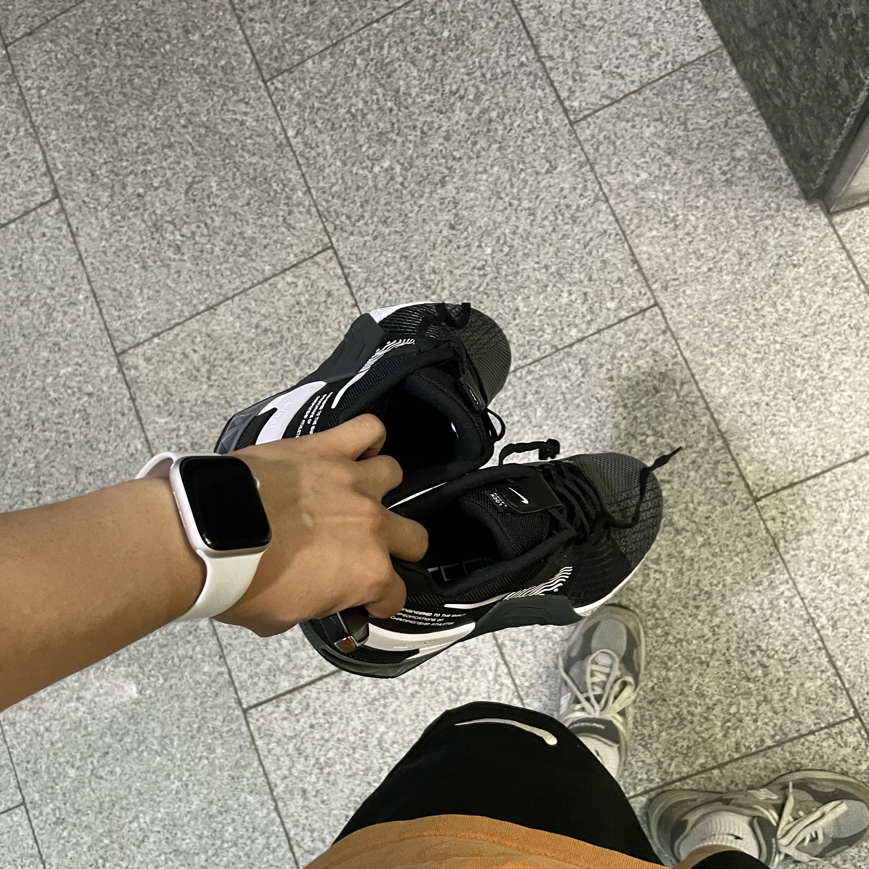 Nike Metcon 8 Black White, New Balance 992 Made in USA Grey - D Standard 착용 스타일 - 1